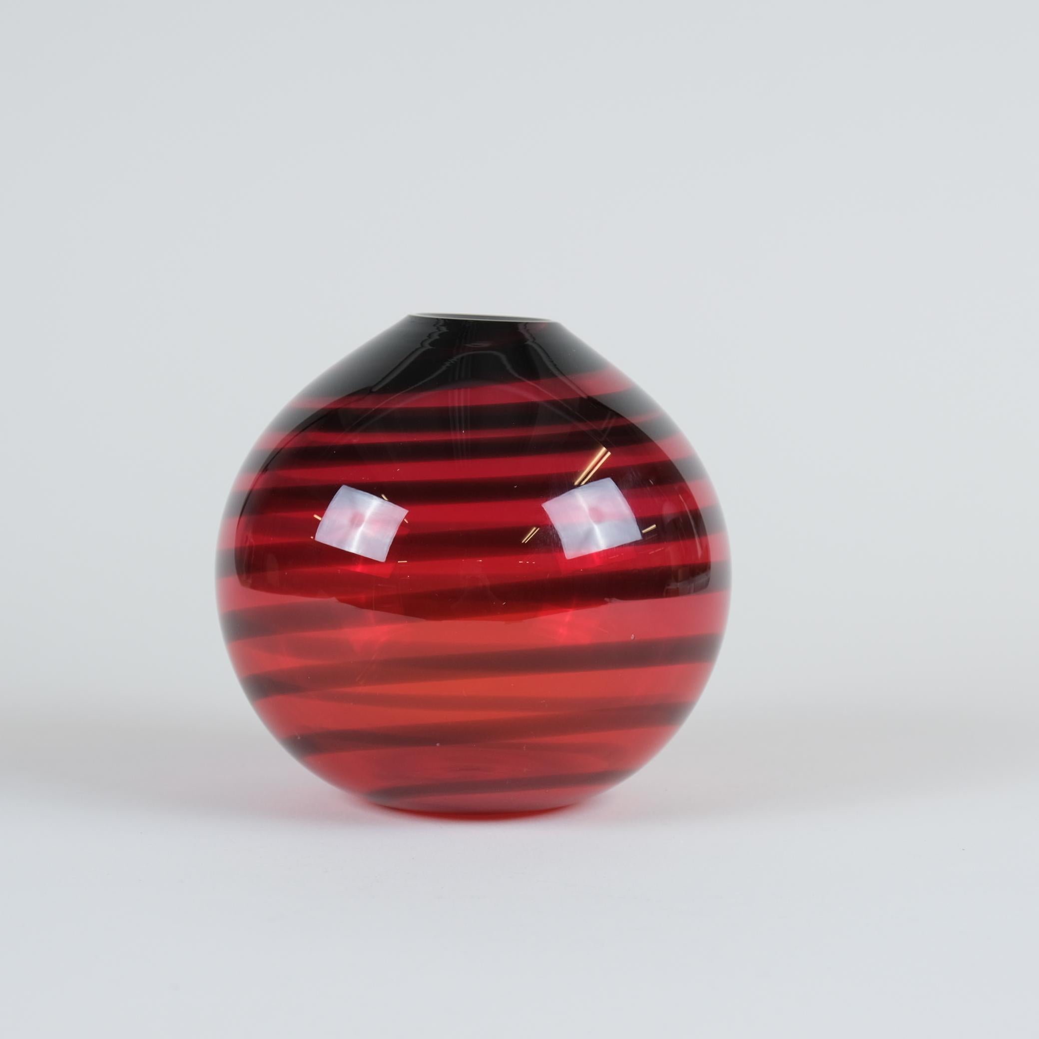 Vaso Spiral Ball, Brita Flander per Marimekko, numerato 2/20, Nuutajärvi 2025 In condizioni buone in vendita a Helsinki, FI