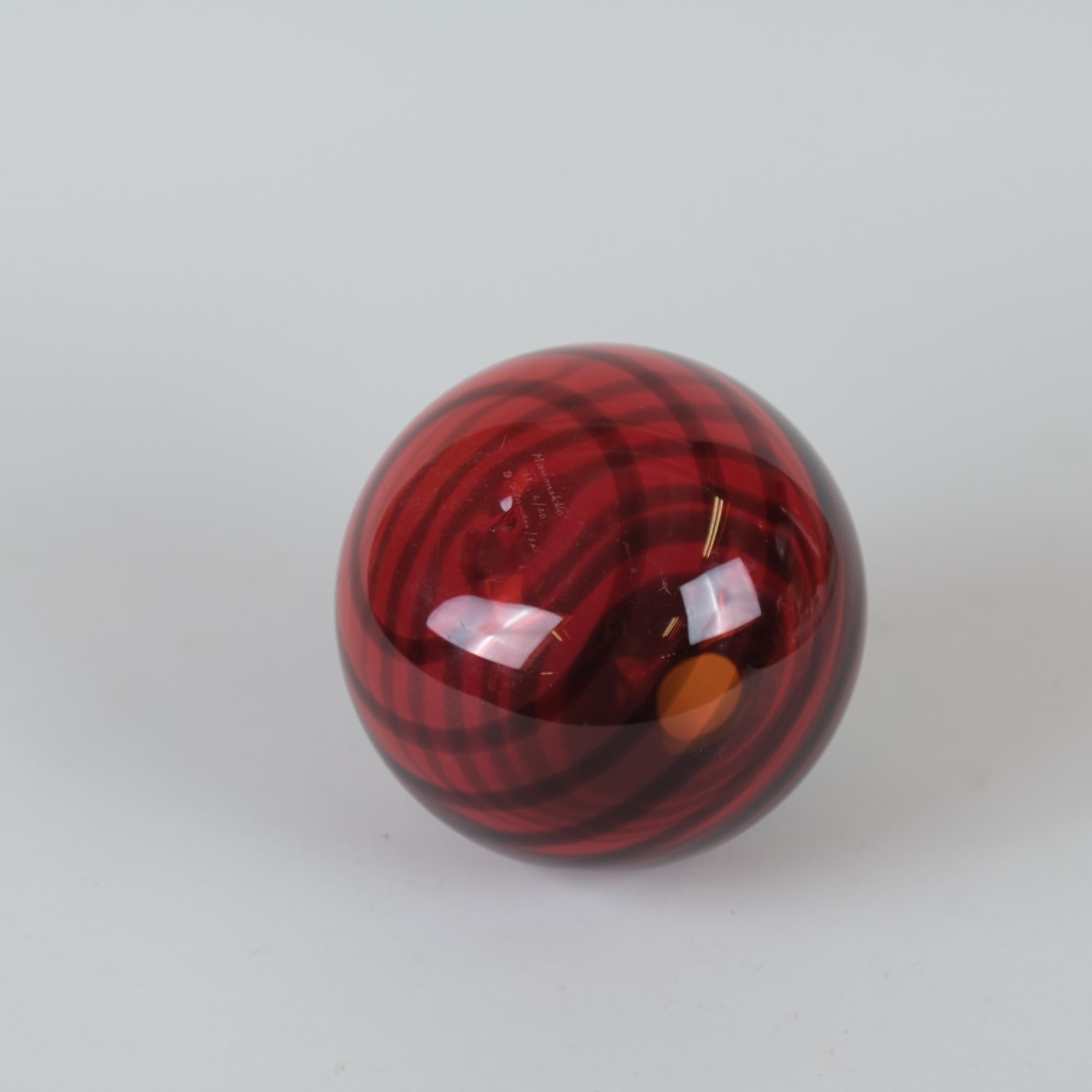 Vetro artistico Vaso Spiral Ball, Brita Flander per Marimekko, numerato 2/20, Nuutajärvi 2025 in vendita