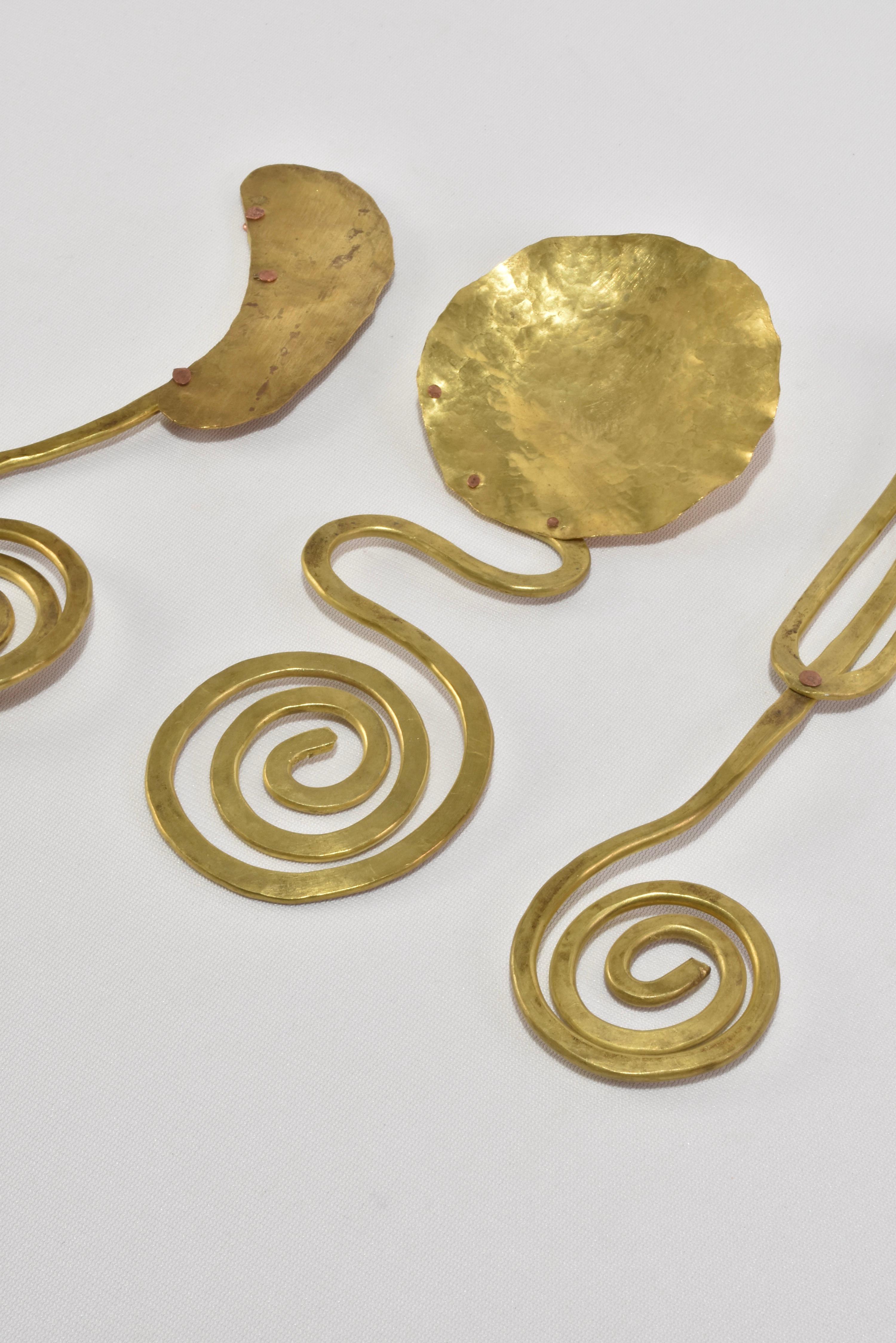 Spiralförmiges Servierbesteck aus Messing (Handgefertigt) im Angebot
