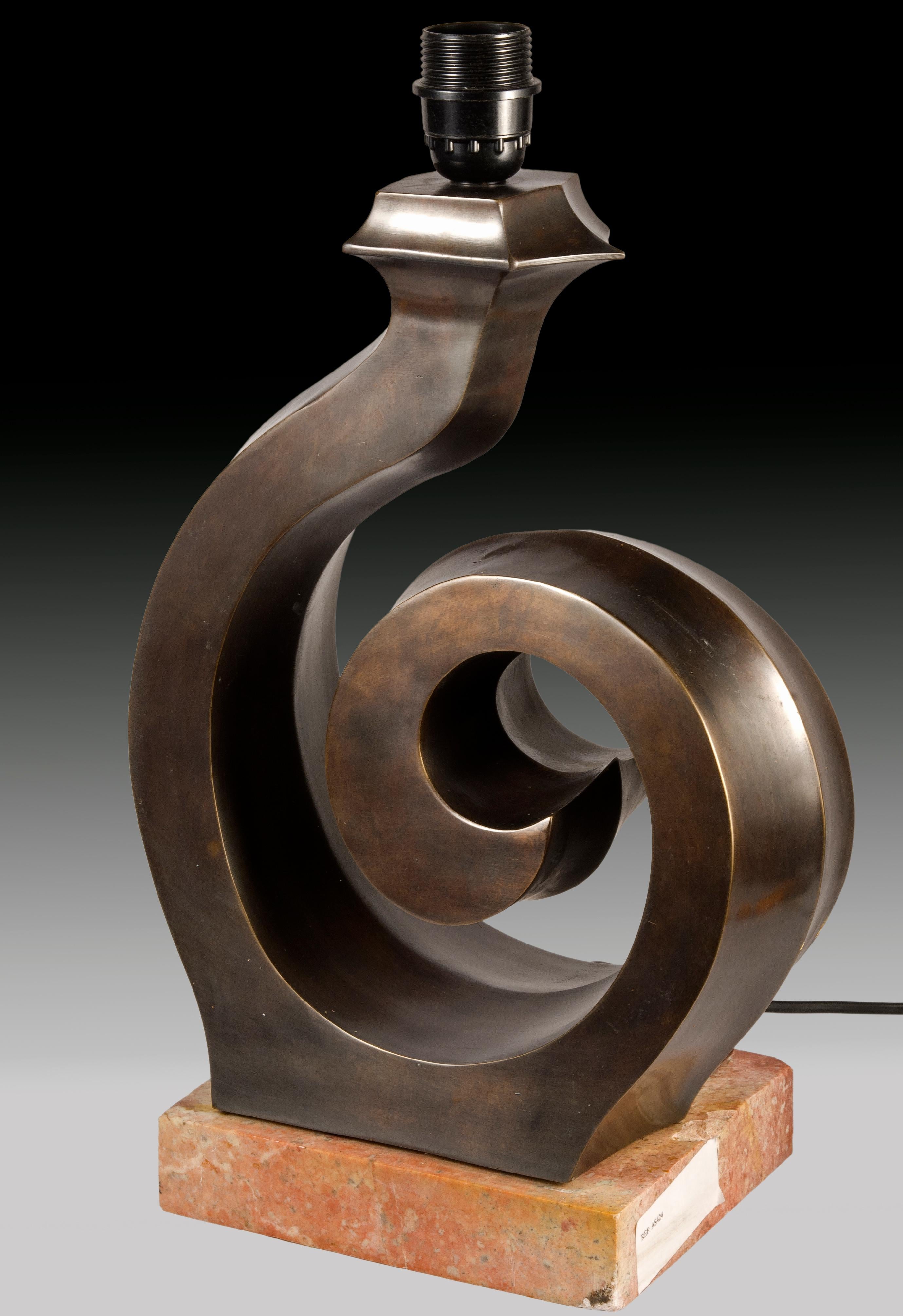 Spiral bronze lamp. Without screen.
 A marble base highlights the spiral that forms the body of the lamp, created using forceful lines, using a bronze bar with a line in the middle of its profile, breaking that area to add more movement to the