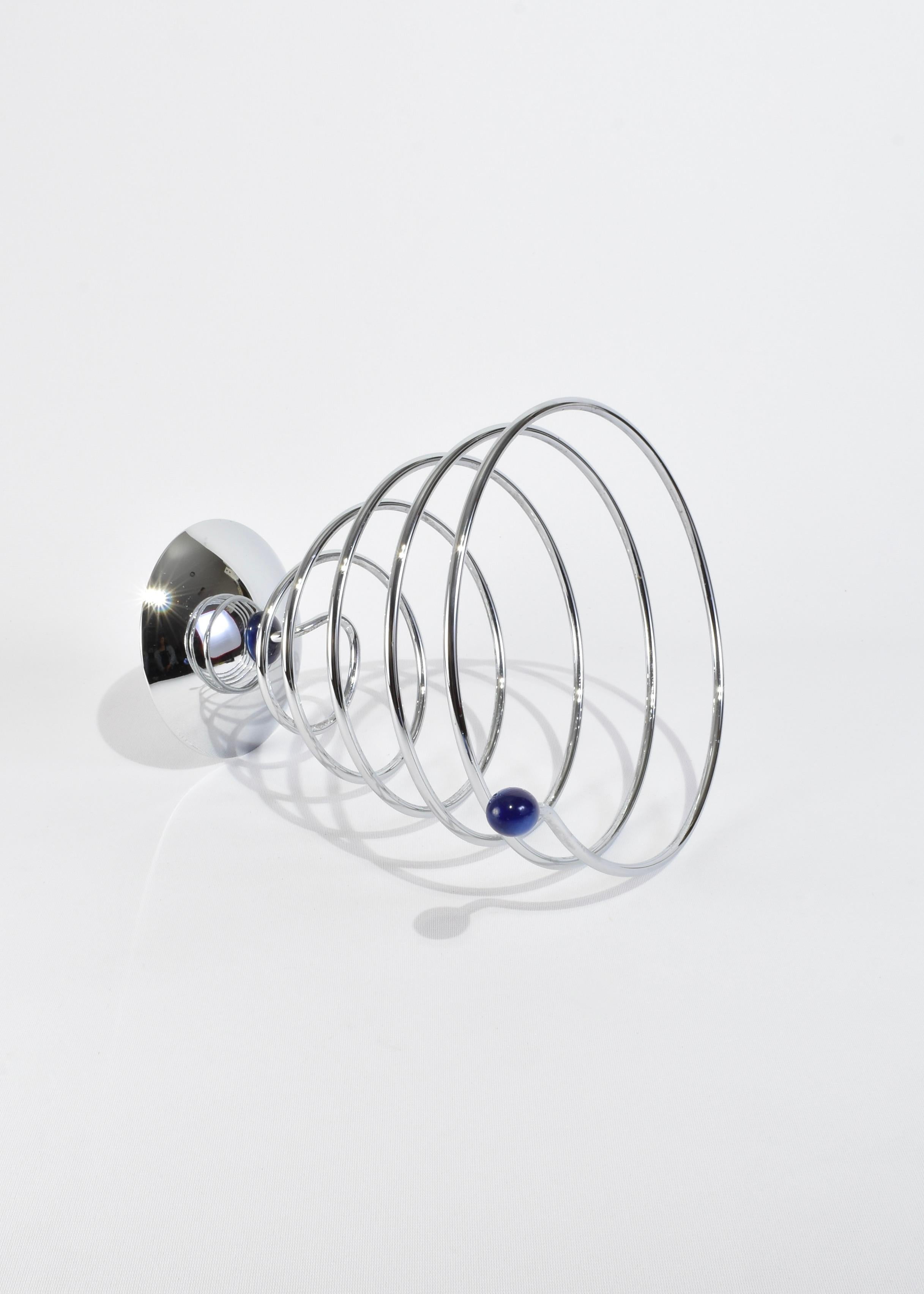 Corbeille à fruits en spirale chromée moderniste avec des accents bleus. Fait en Italie.