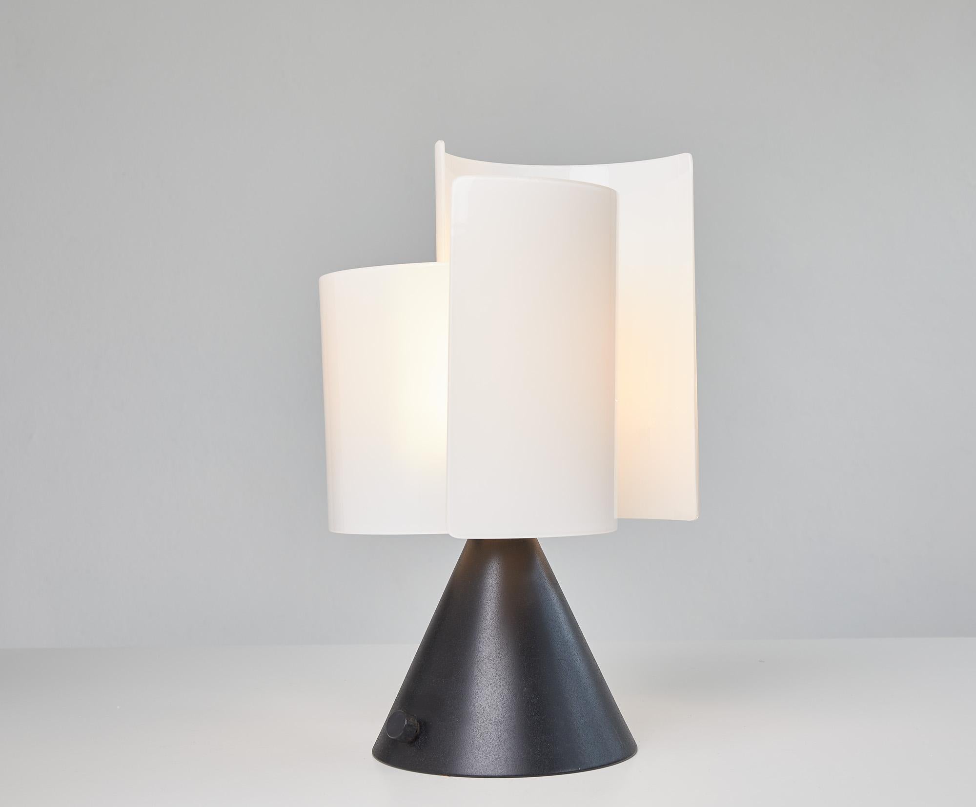 Table lamp in white Murano glass, Ed. de Mayo, Italy 1980

This amazing and rare lamp is made up of three curved leaves of different sizes in white glass and a conical black metal base with the original integrated dimmer switch.

A real light