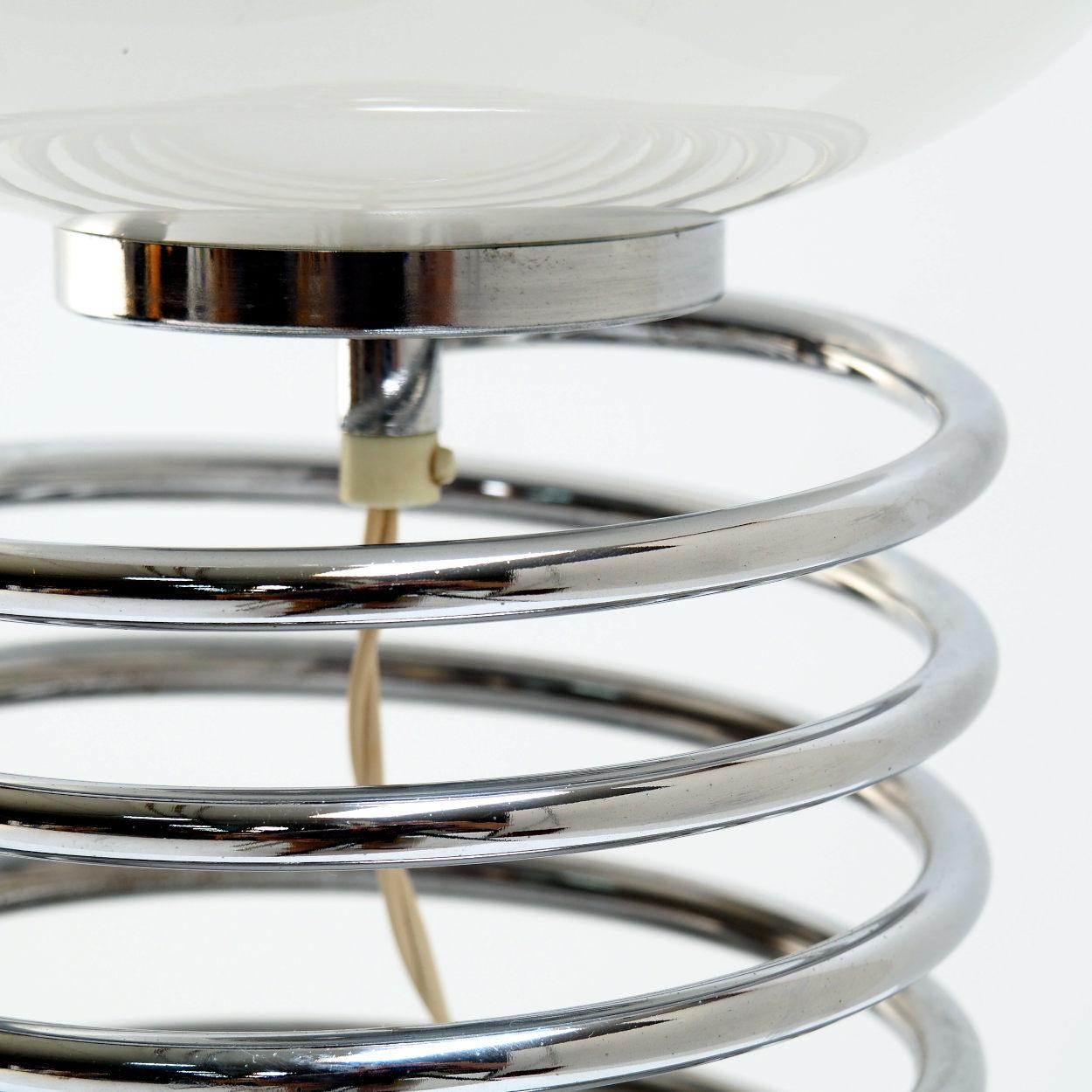 Lampe magnifiquement conçue dans le style de la célèbre lampe à spirale qu'Ingo Maurer a créée pour sa société Design/One. Maurer a conçu ce nouveau type de lampe à la fin des années 1960.

Bien entendu, comme la plupart des bonnes idées, la lampe