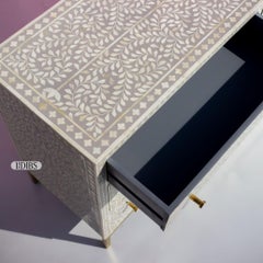 Comò a sei cassetti con intarsi in osso in stile arabesco - Grigio di House of Jaipur