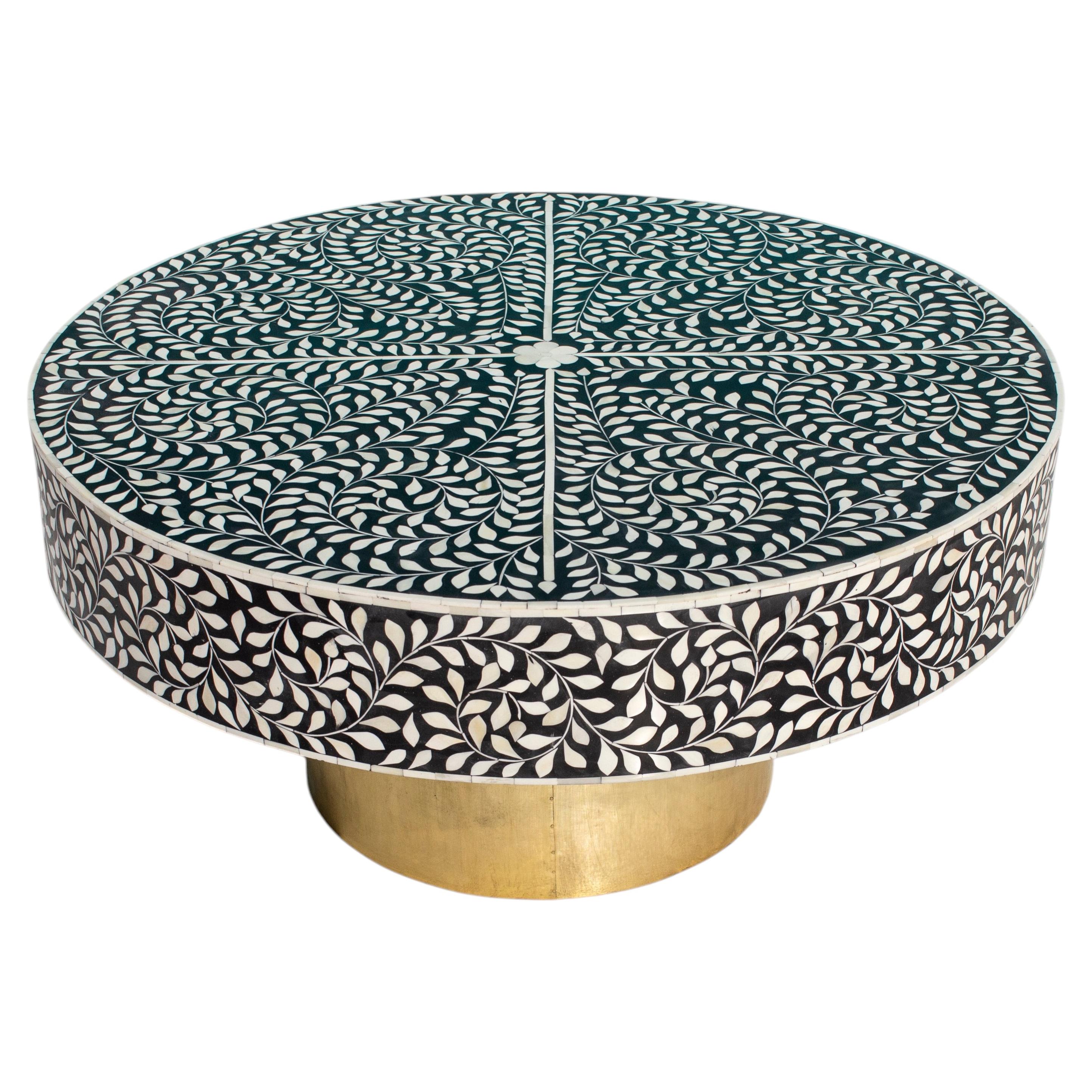 Table basse carrée à incrustation d'os en forme de spirale avec pieds en laiton par House of Jaipur