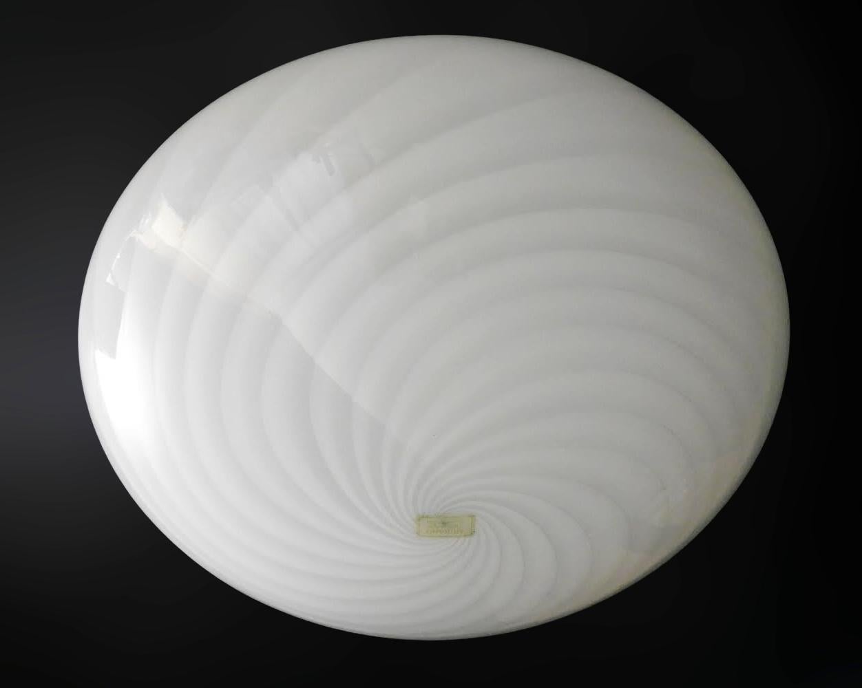 Lampada da incasso o da parete italiana d'epoca con un grande paralume in vetro di Murano bianco latte con un elegante motivo a spirale / Made in Italy da Venini, circa 1960
Misure: diametro 19 pollici, altezza 9 pollici
3 luci / tipo E26 o E27 /