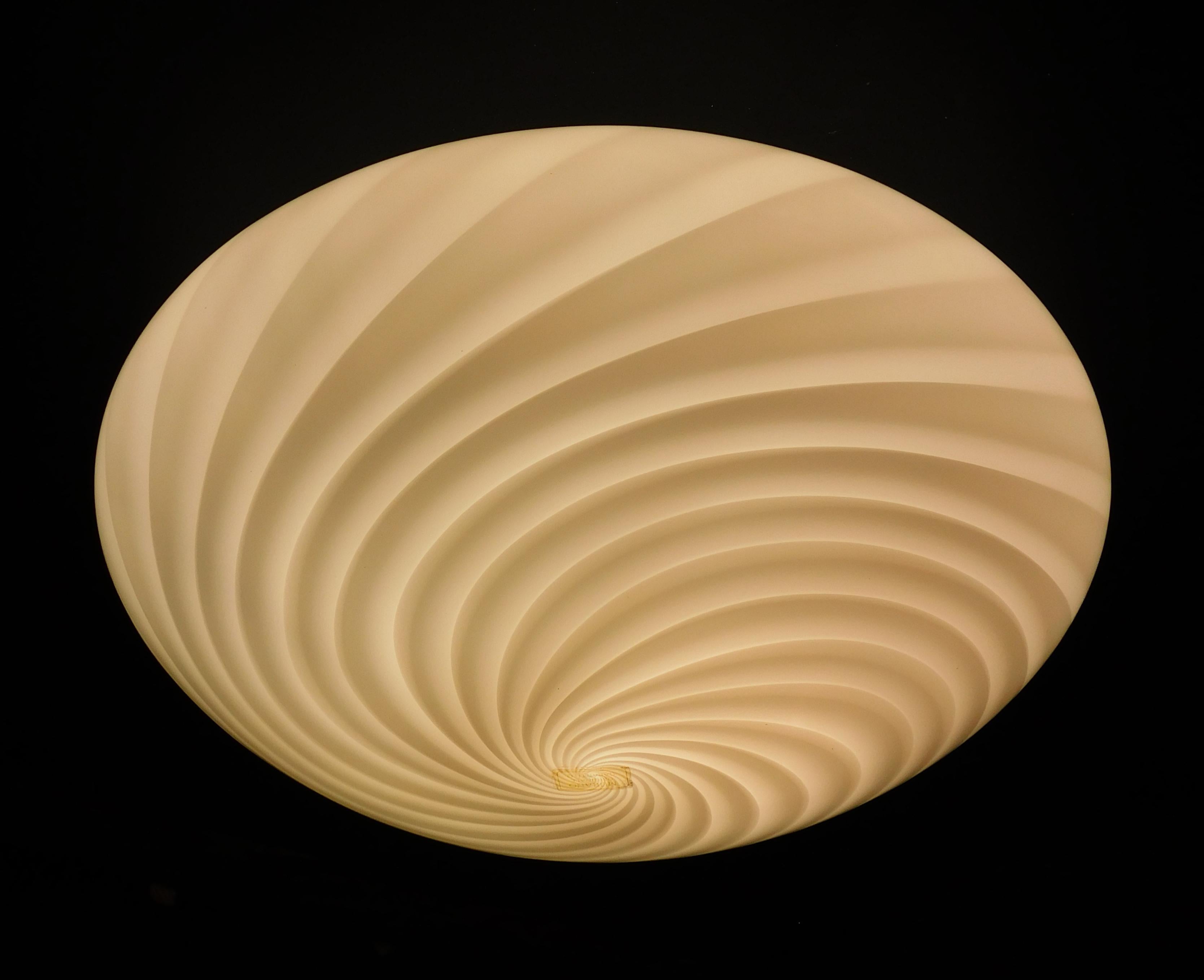 Vetro soffiato Spirale Whiting bianco Murano - Montaggio ad incasso in vendita