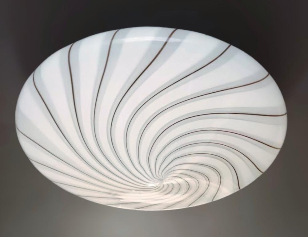 Italienische Vintage-Wandleuchte mit einem einzelnen milchig-weißen Murano-Glasschirm, der mit Spiralen verziert ist / Made in Italy circa 1960er Jahre
Maße: Durchmesser 16,5 Zoll, Höhe 5 Zoll
2 Leuchten / Typ E26 oder E27 / je max. 60W
1 verfügbar