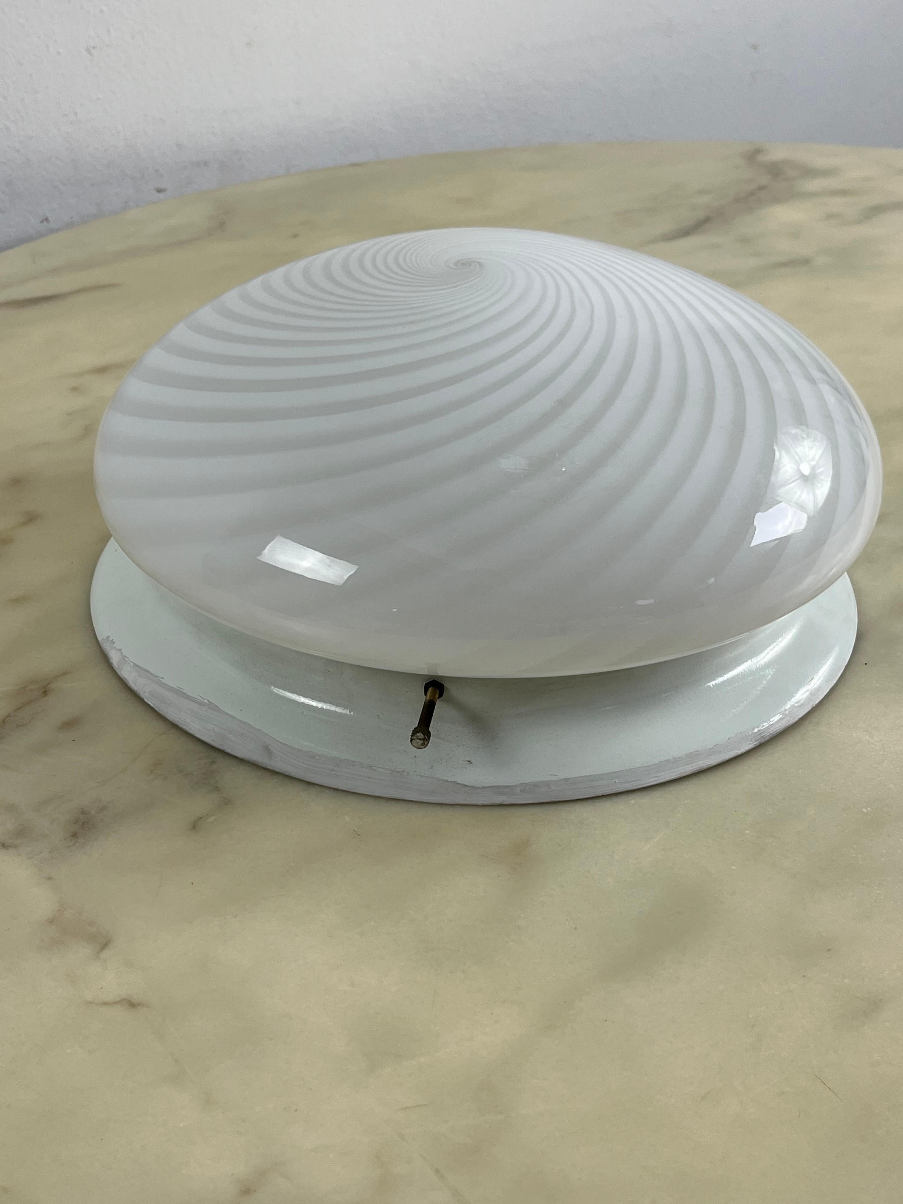 Spiral Murano glass ceiling light attributed to Venini, 1960s
Intact and in good condition, 2 E27 lamps.
Metal structure. We guarantee immediate shipping with adequate packaging and a trusted courier.