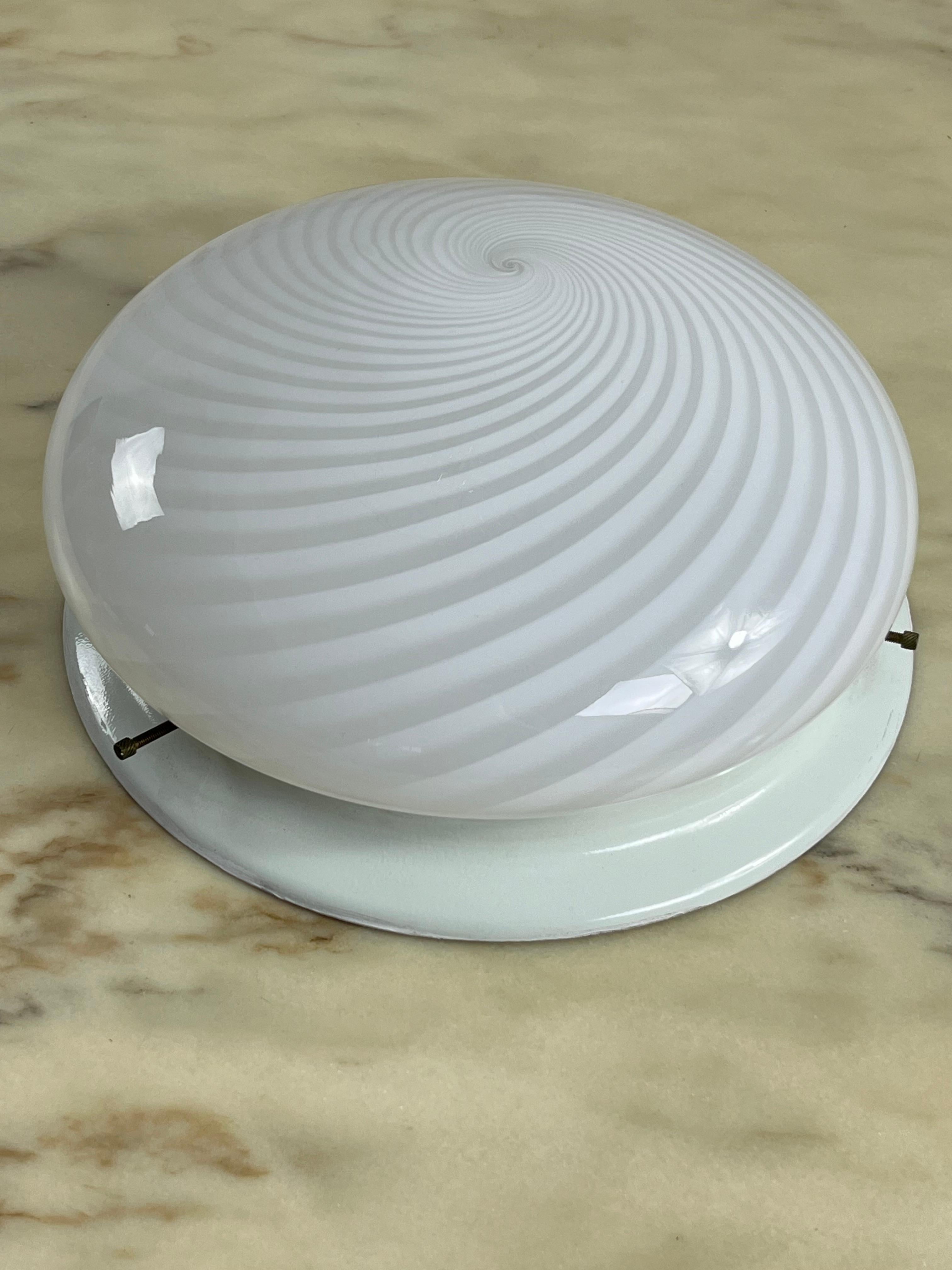 Spiral Murano Glass Ceiling Light Attributed To Venini, 1960s In Good Condition For Sale In Palermo, IT