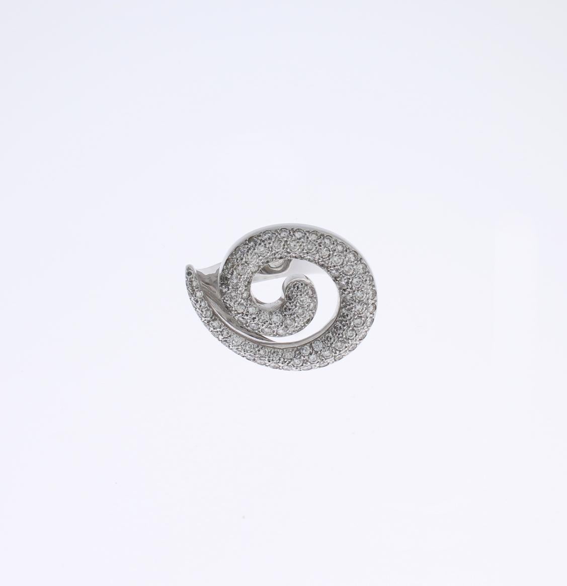 Spiralförmiges Design, 2000er Jahre. Pavé-Fassung mit Diamanten im Brillantschliff mit einem Gesamtgewicht von 1,87 Karat. Montiert in 18 K Weißgold.
Gekennzeichnet mit dem Reinheitsgrad 750, gestempelt CIM 2005. Gesamtgewicht: 20,21 Gramm.