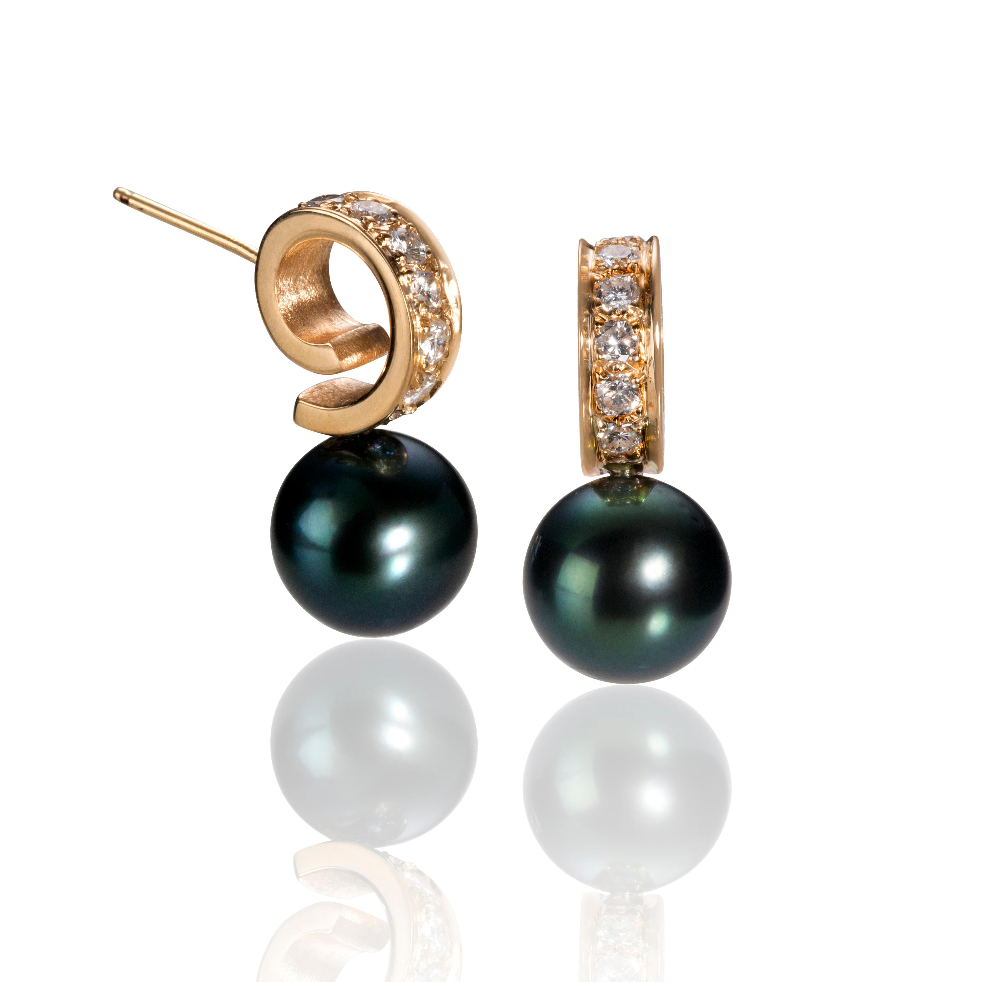 Boucles d'oreilles en forme de spirale en or blanc 14 carats avec perles d'eau douce noires et diamants en vente 1