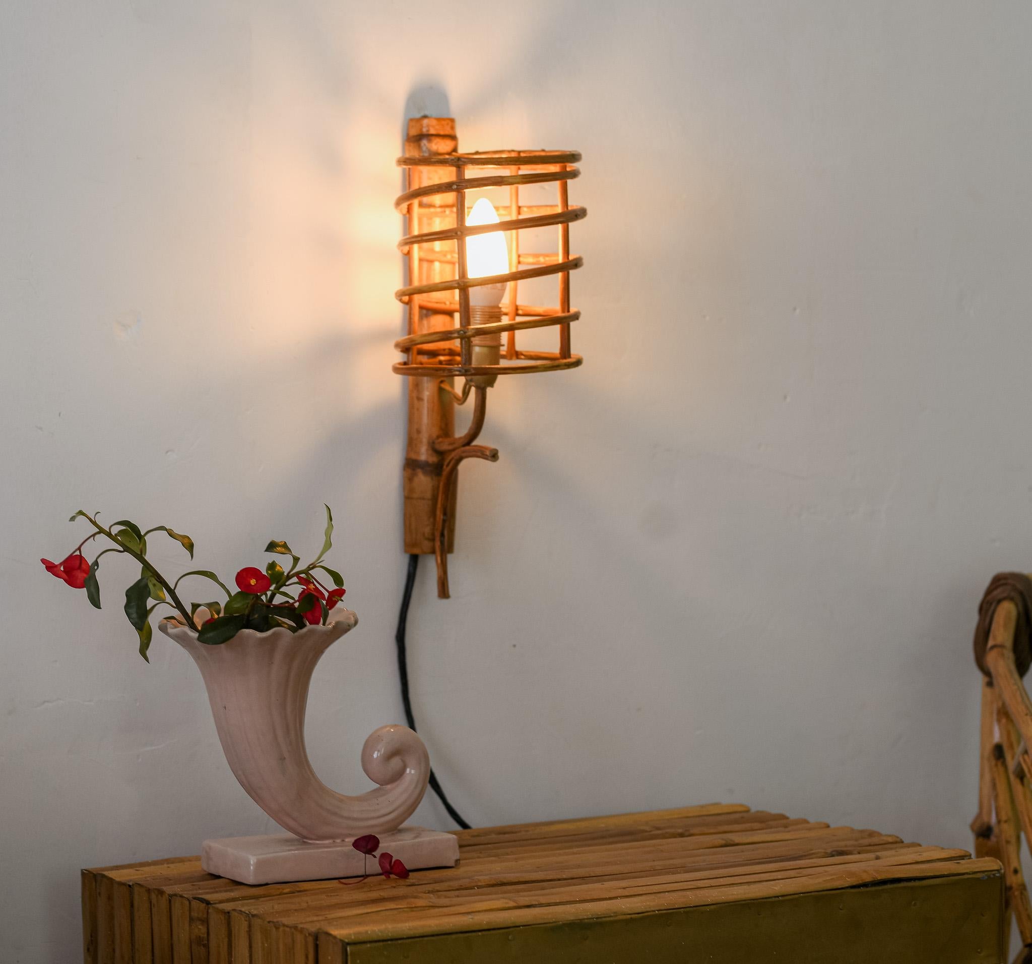 Mid-Century Modern Lampe d'applique en rotin en spirale mi-siècle moderne en vente