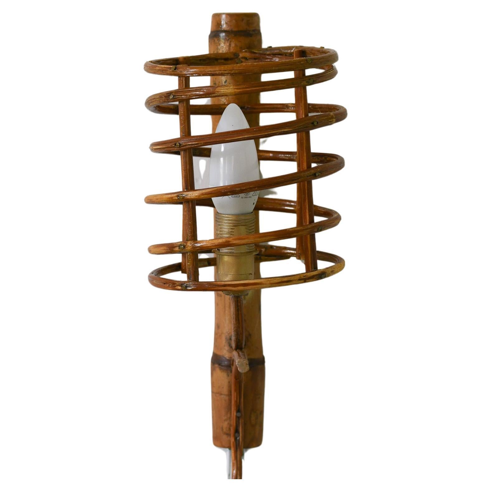 Lampe d'applique en rotin en spirale mi-siècle moderne en vente