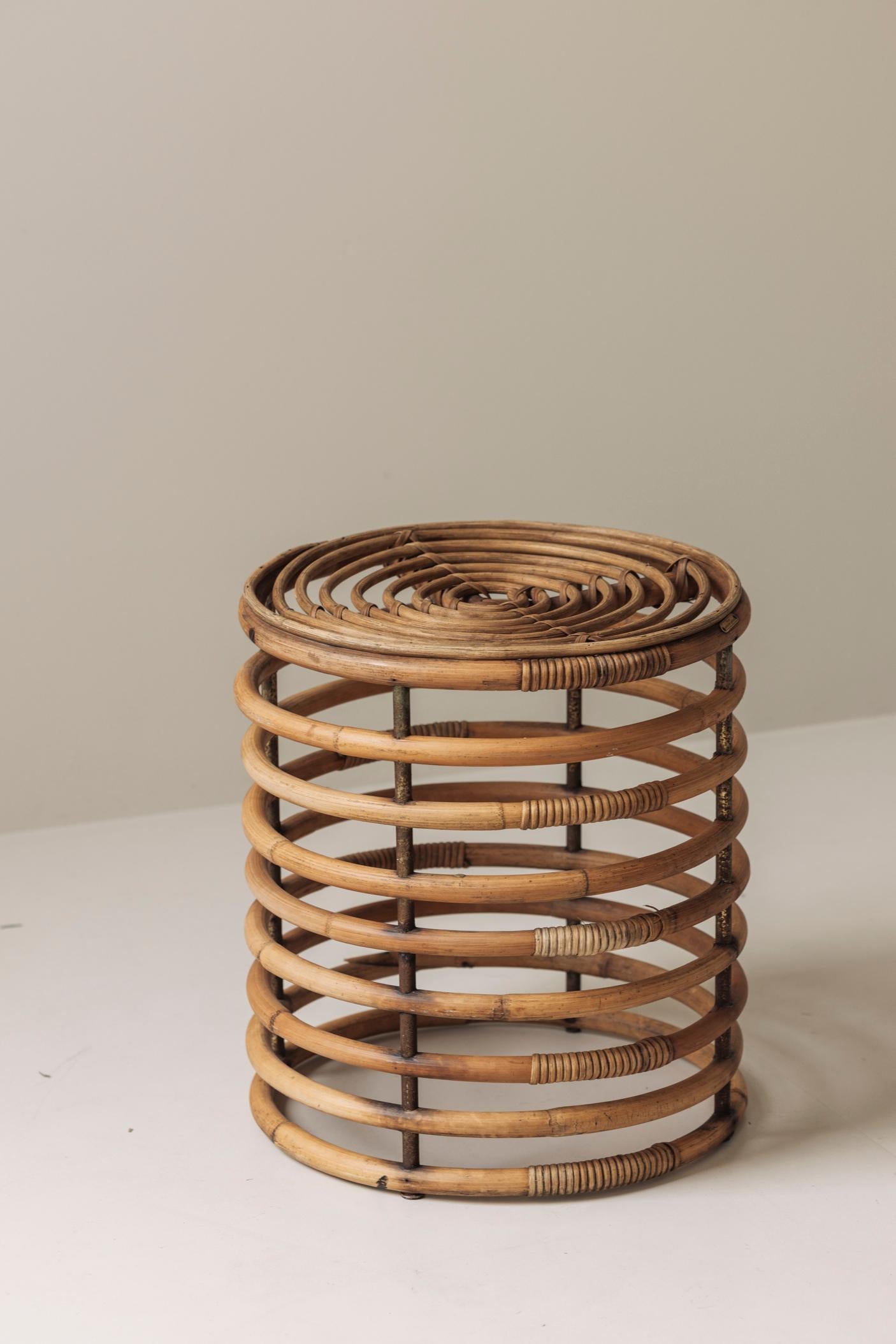 Spiralförmige Rattanhocker im Geiste von Tito Agnoli, Italien 1960er Jahre. im Angebot 6