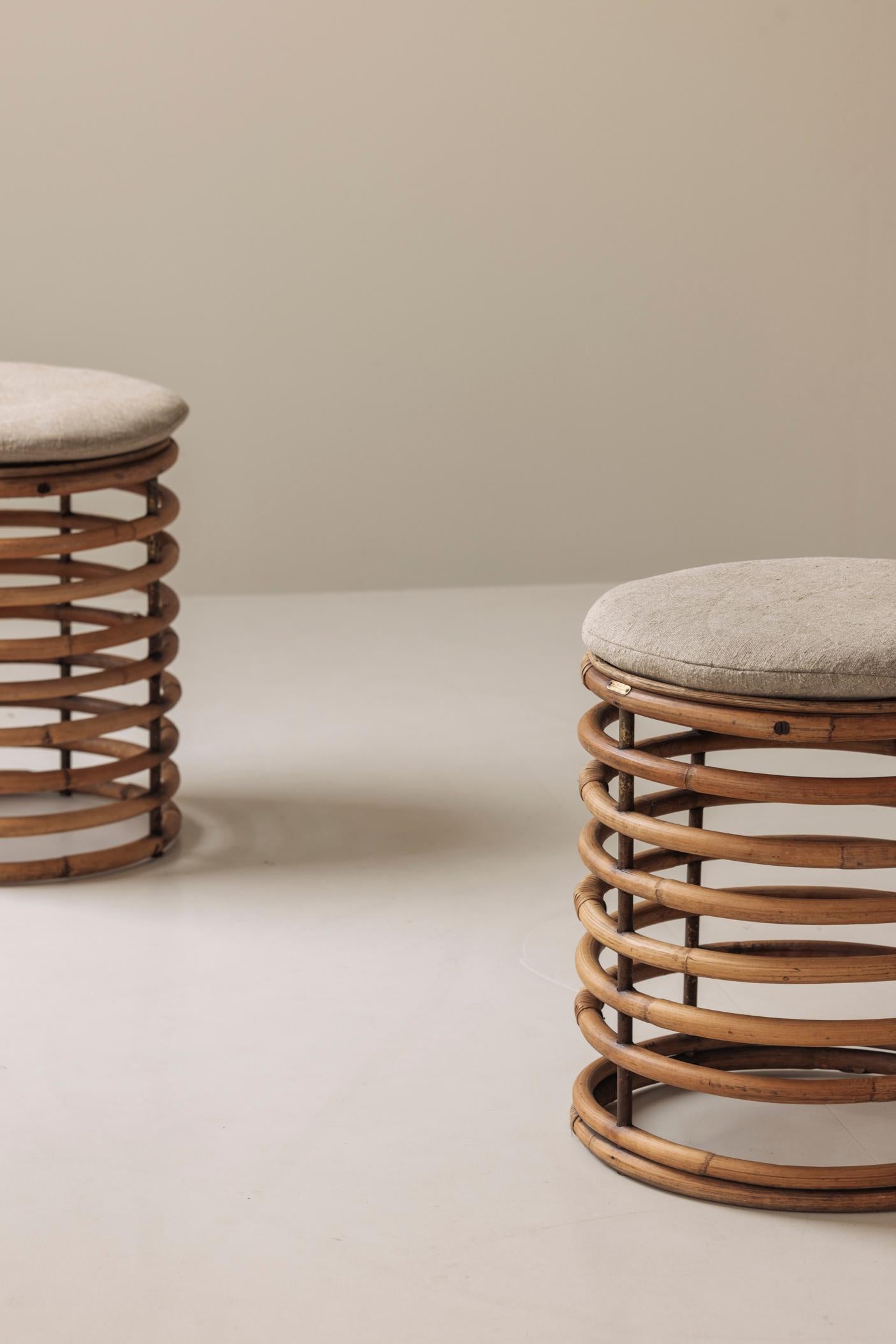 Spiralförmige Rattanhocker im Geiste von Tito Agnoli, Italien 1960er Jahre. (Moderne der Mitte des Jahrhunderts) im Angebot