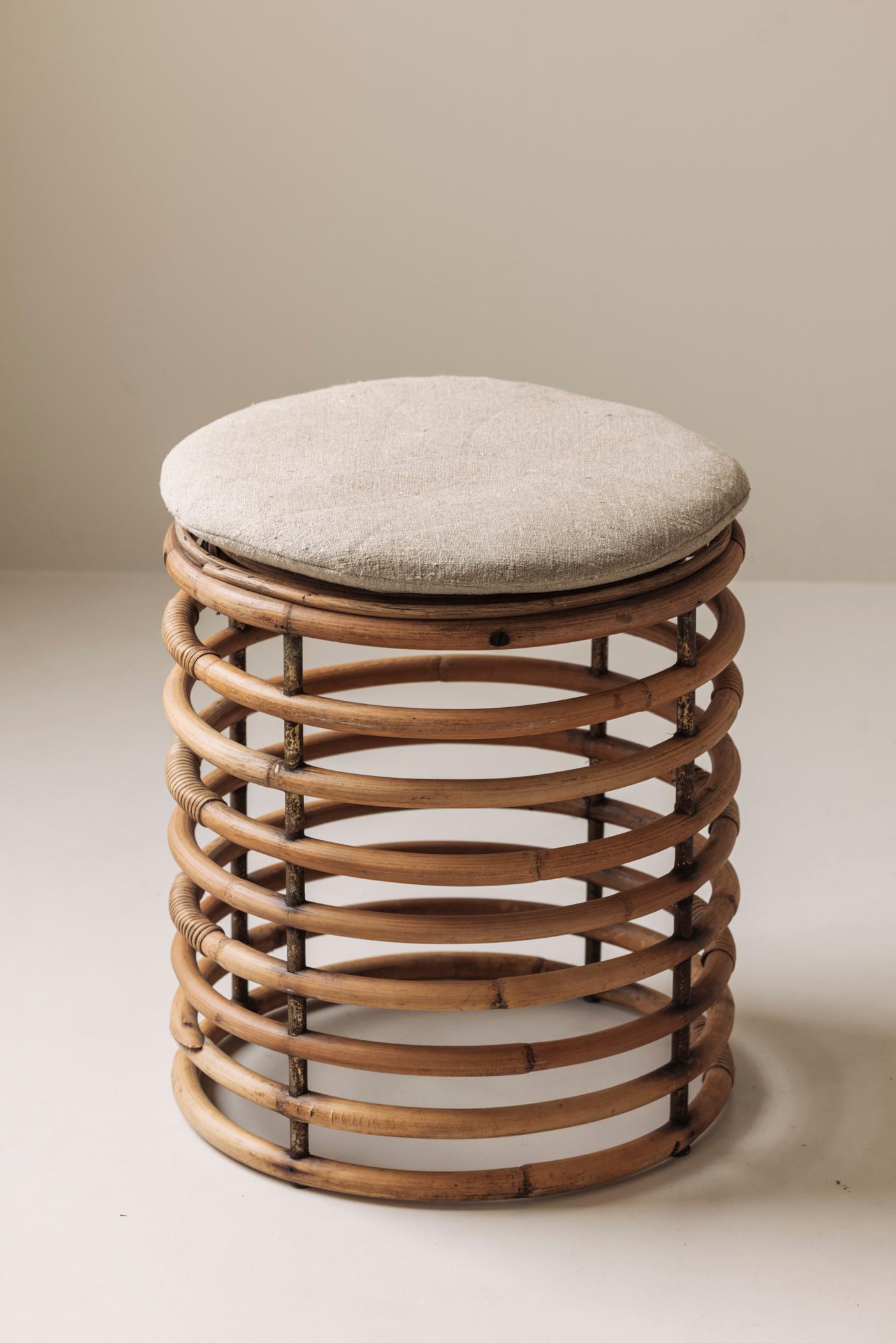 Spiralförmige Rattanhocker im Geiste von Tito Agnoli, Italien 1960er Jahre. (Europäisch) im Angebot