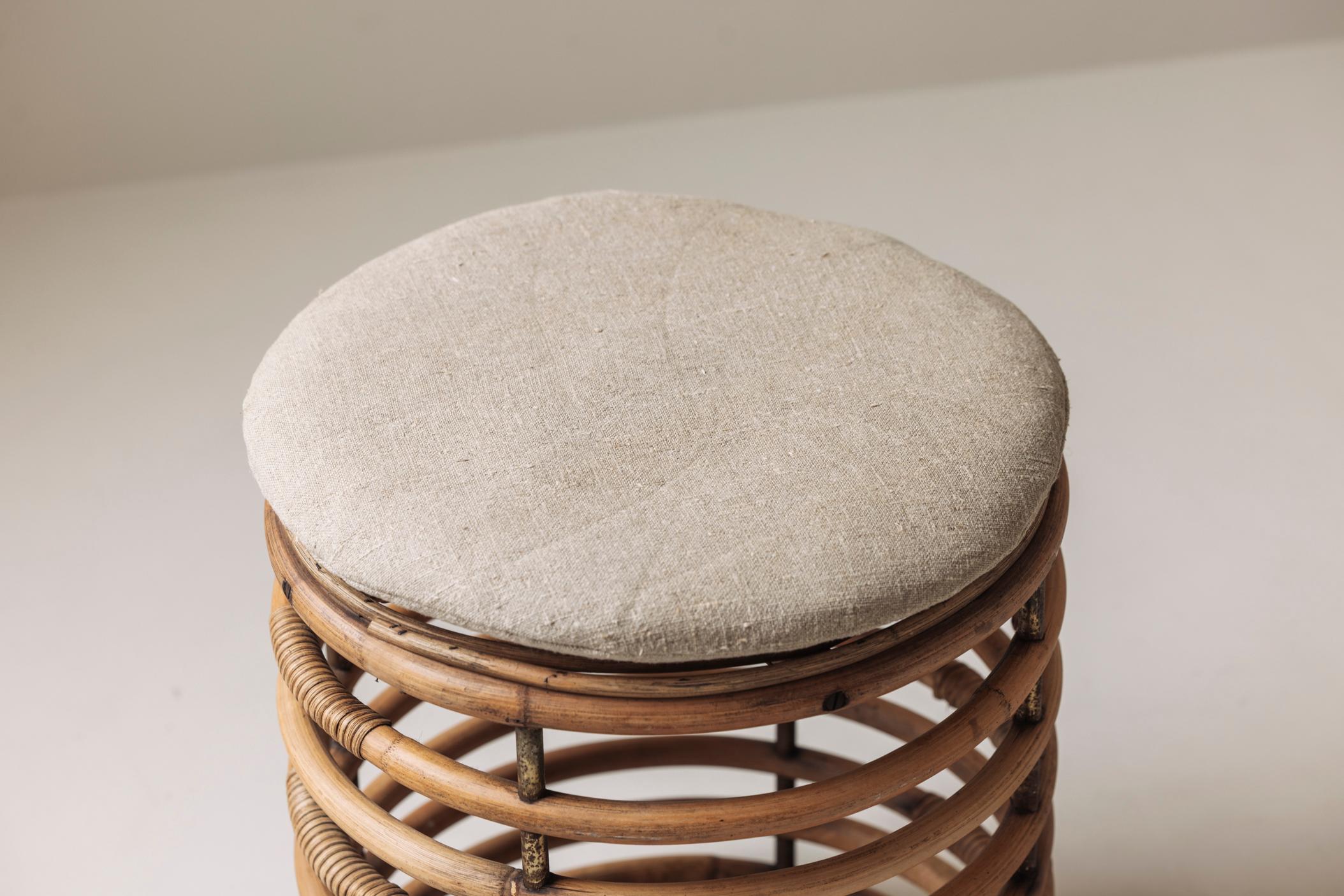 Spiralförmige Rattanhocker im Geiste von Tito Agnoli, Italien 1960er Jahre. (Mitte des 20. Jahrhunderts) im Angebot