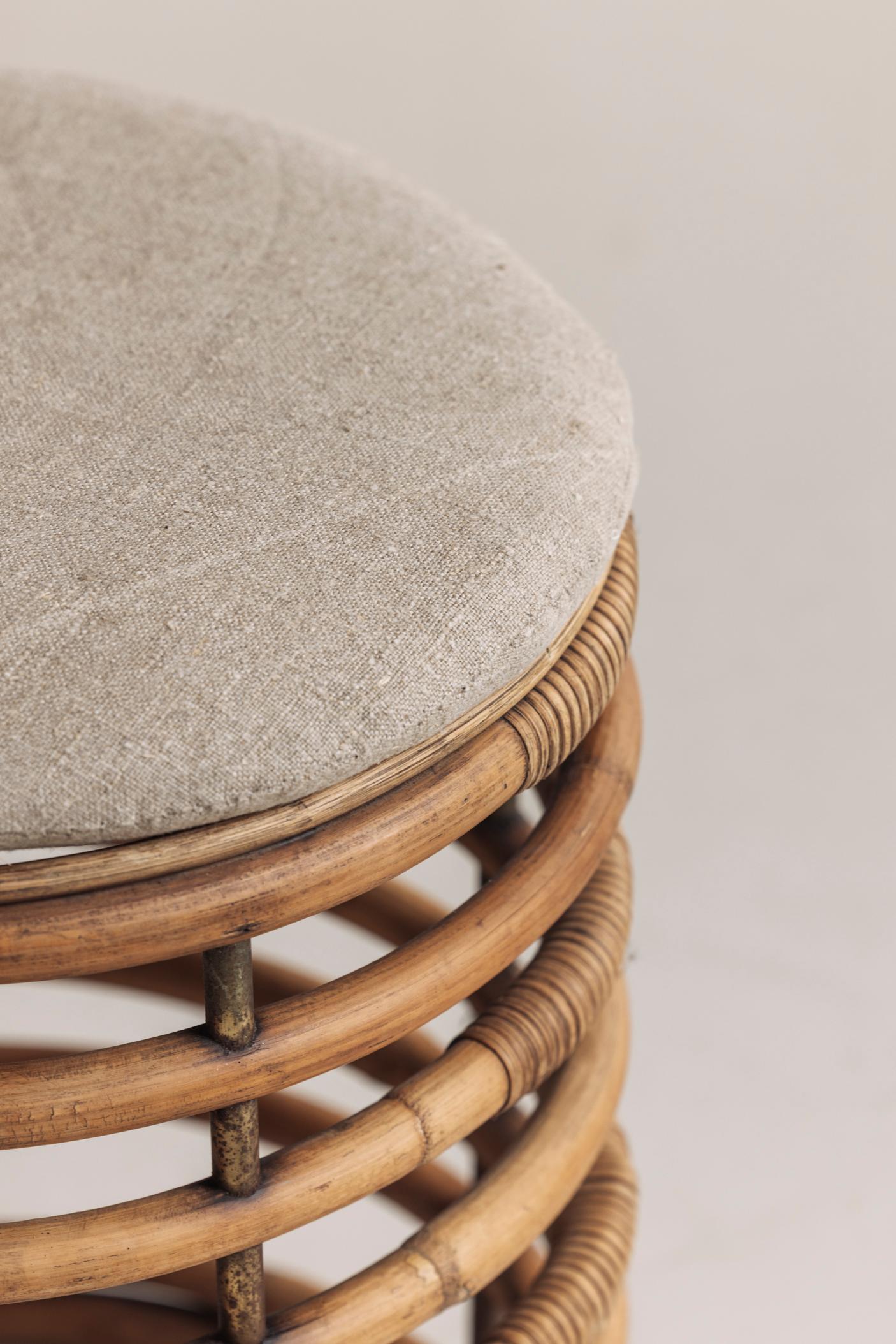 Spiralförmige Rattanhocker im Geiste von Tito Agnoli, Italien 1960er Jahre. (Stoff) im Angebot