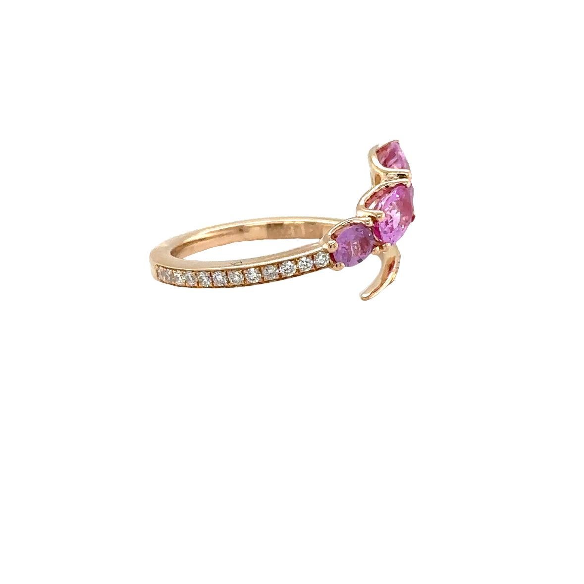Wir präsentieren den Ring Riad aus 18kt Rose Gold mit einem Gewicht von 3,30 Gramm. Dieses exquisite Stück besteht aus einem ovalen rosa Saphir mit einem Gewicht von 1,74 Karat und ist mit Diamanten der Farbe G und Reinheit VS von insgesamt 0,26