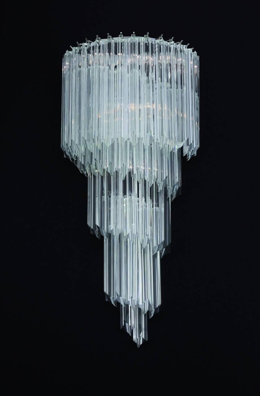Aplique italiano con cristal de Murano transparente soplado a mano en cuatro puntas mediante la técnica Quadriedri, montado sobre acabado de metal cromado / Diseñado por Fabio Bergomi, inspirado en Venini / Fabricado en Italia
4 luces / tipo E12 o