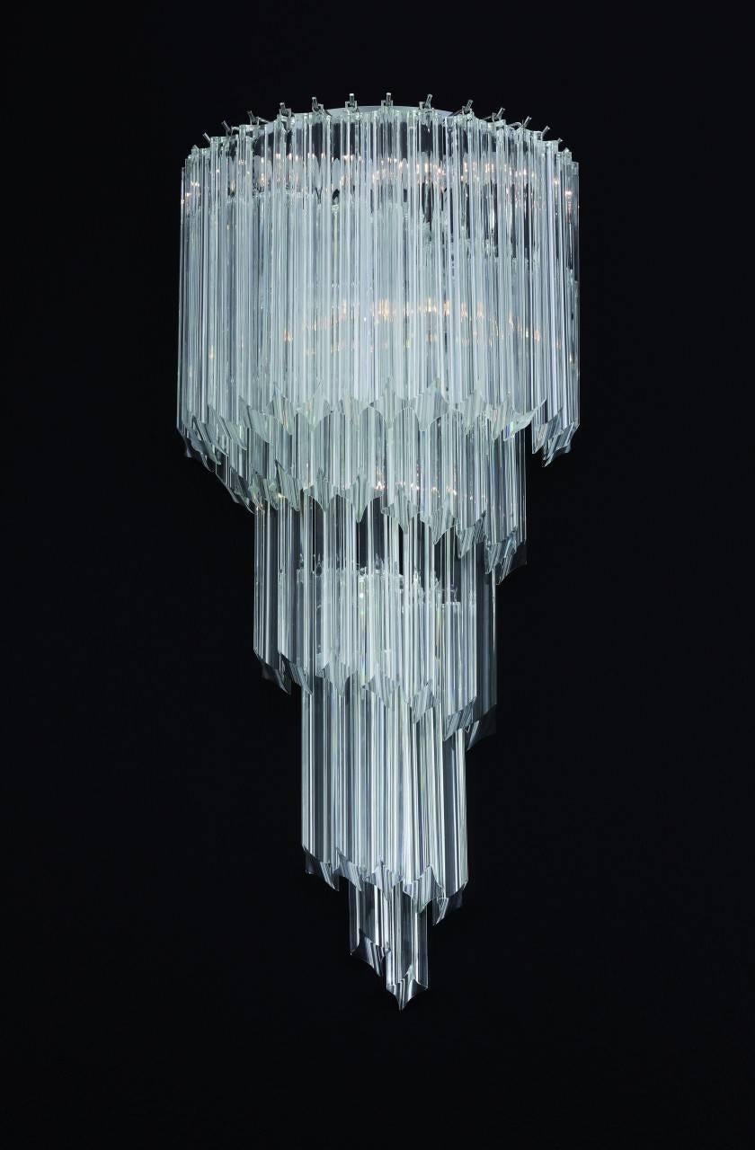 Italienische Wandleuchte aus klarem, mundgeblasenem Murano-Glas in Quadriedri-Technik, montiert auf verchromtem Metall / Design von Fabio Bergomi, inspiriert von Venini / Made in Italy
4 Leuchten / Typ E12 oder E14 / je max. 40W 
Höhe: 27,5