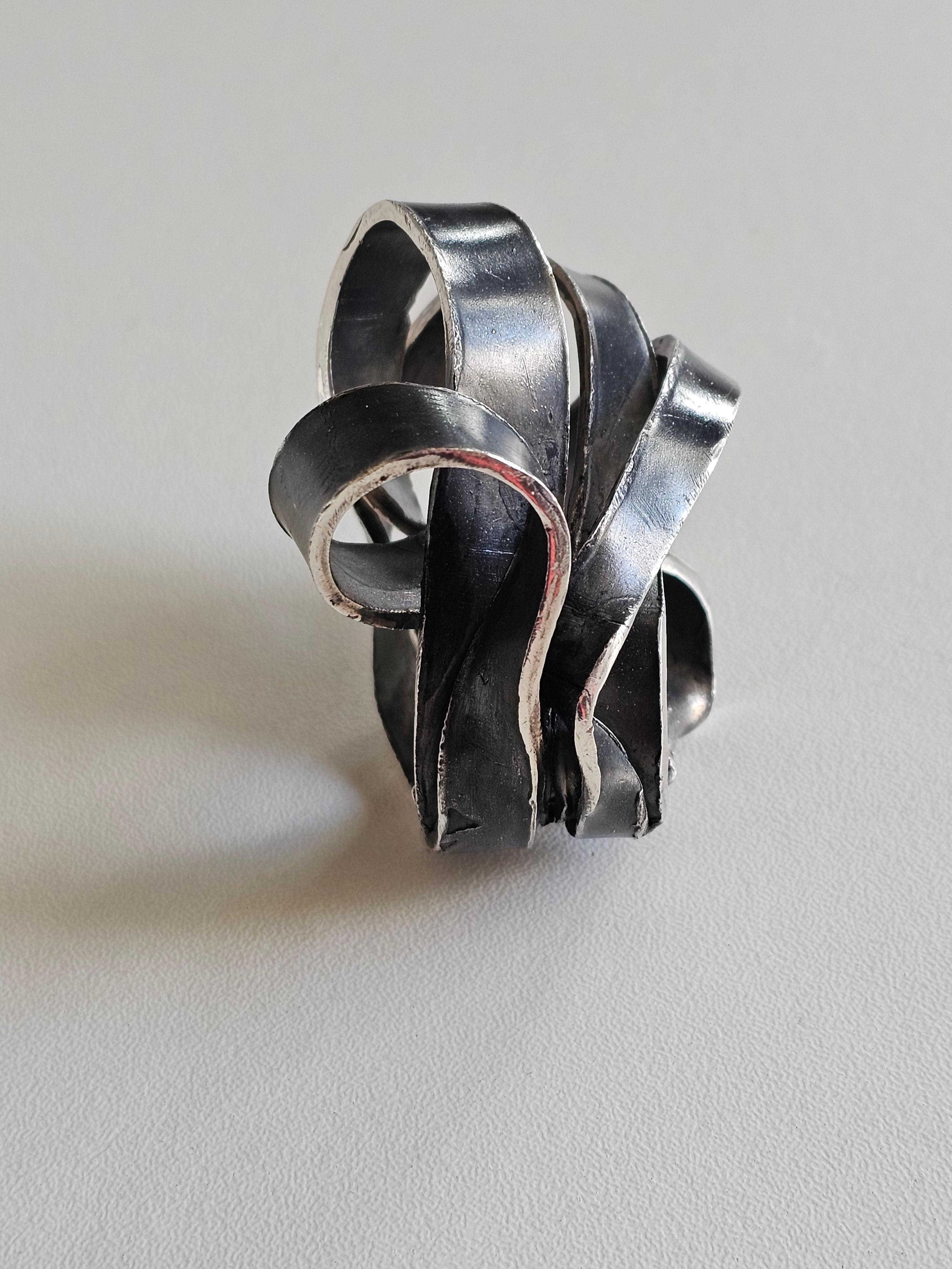 Anello a cupola a spirale in argento sterling patinato nero e contorni lucidi 

Unico 
Marchio di garanzia

In mostra al The Museum of Art & Design, NYC, 2019 

Dimensioni 
cm: L 5,5 x L 4 x H. 6
in : L 2,16 x W 1,57 x H. 2,36
Spessore: 1,5 mm (