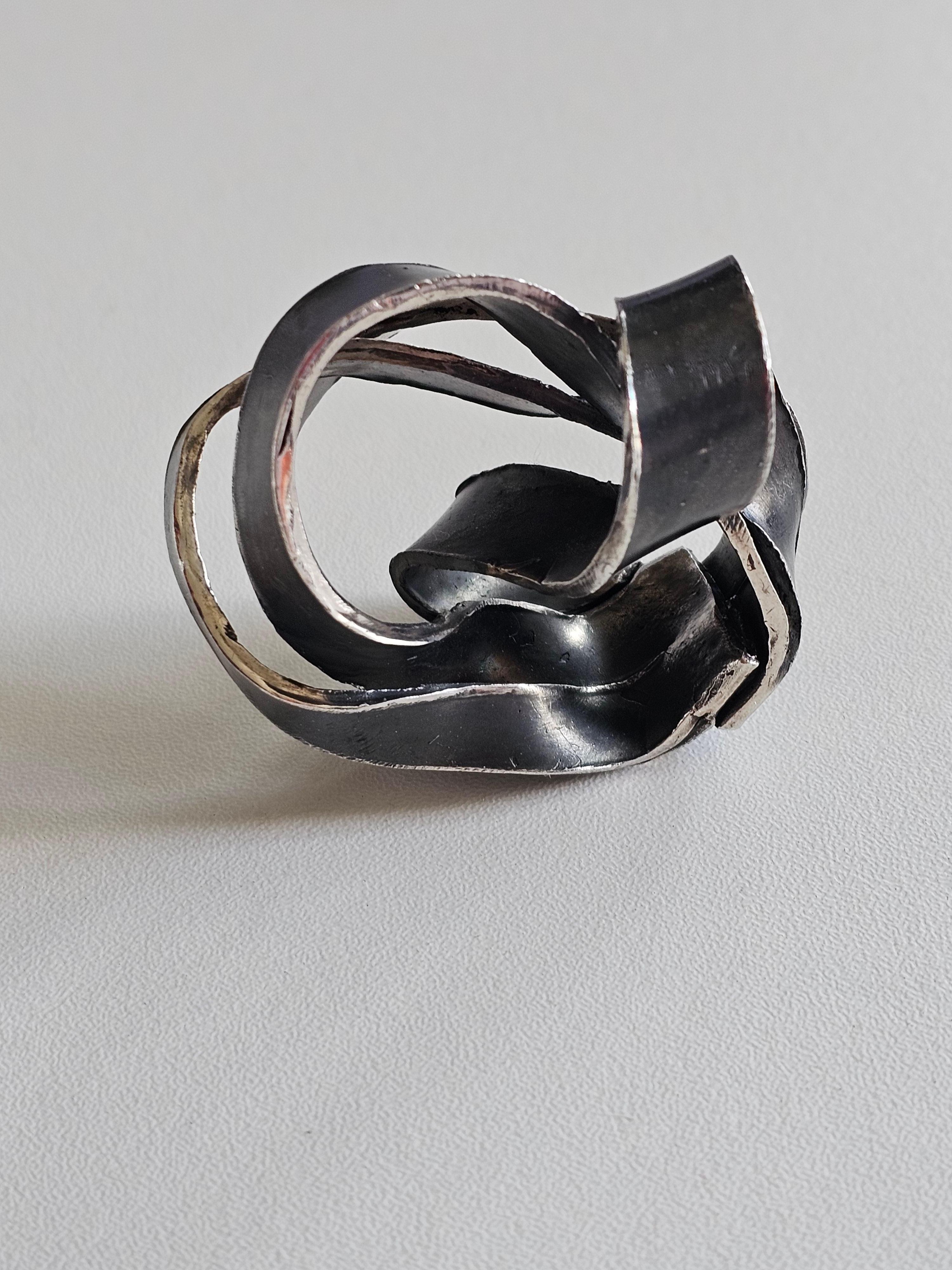 Contemporaneo Alina Alamorean Anello a cupola scultoreo contemporaneo a spirale A. Silver in vendita