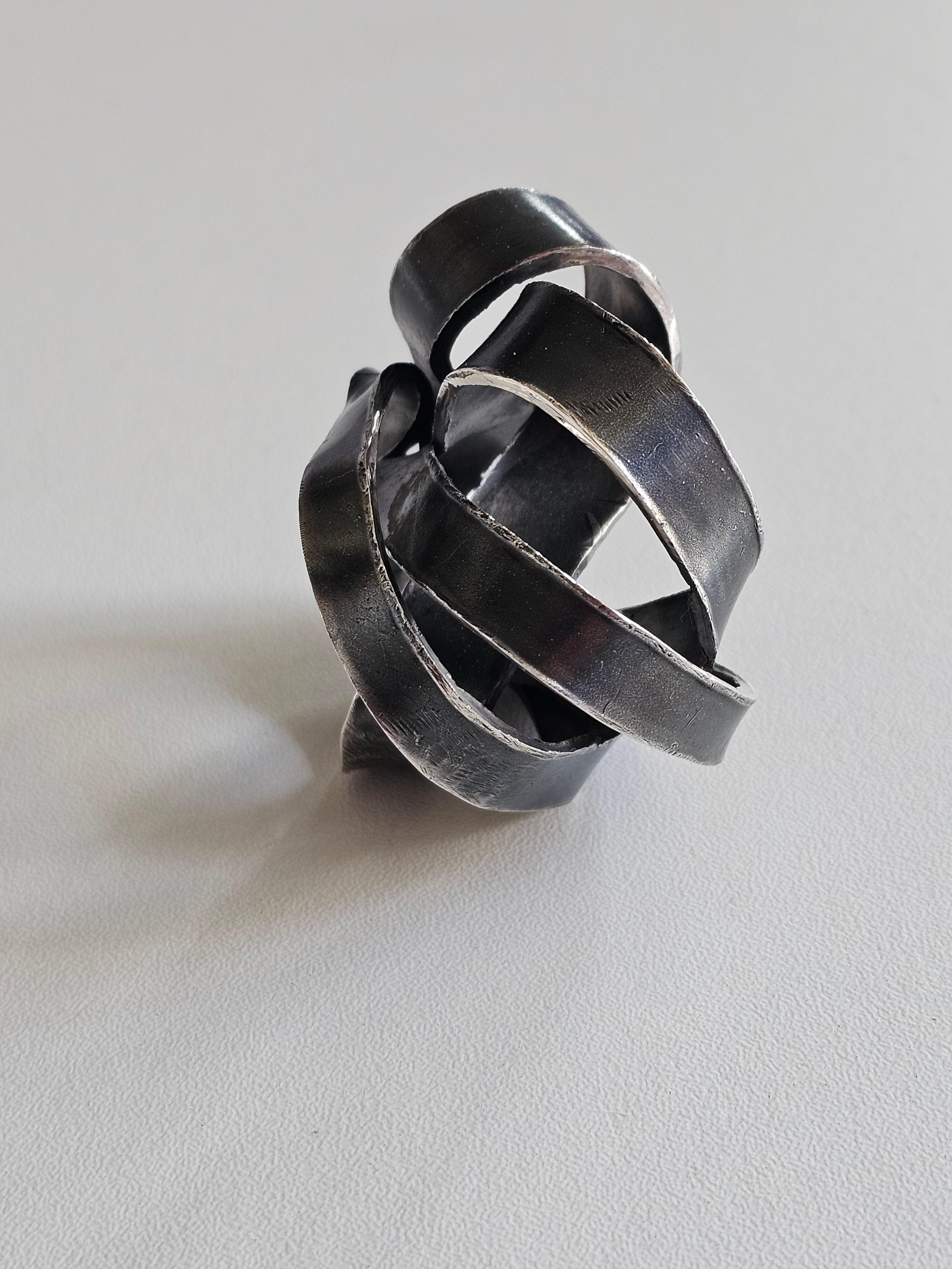 Alina Alamorean Anello a cupola scultoreo contemporaneo a spirale A. Silver In condizioni Nuovo in vendita a Fresnes, IDF