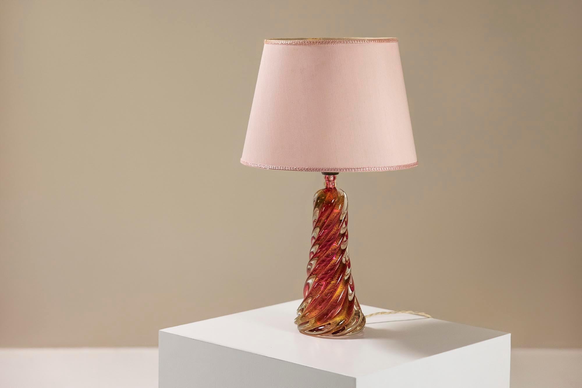 The lovely shape of the twisted Murano glass and the pink that slightly tends to red as soon as the lamp is turned on is an experience in itself. The technique used to create this lamp is called Sommerso Oro. It is a technique in which blown glass