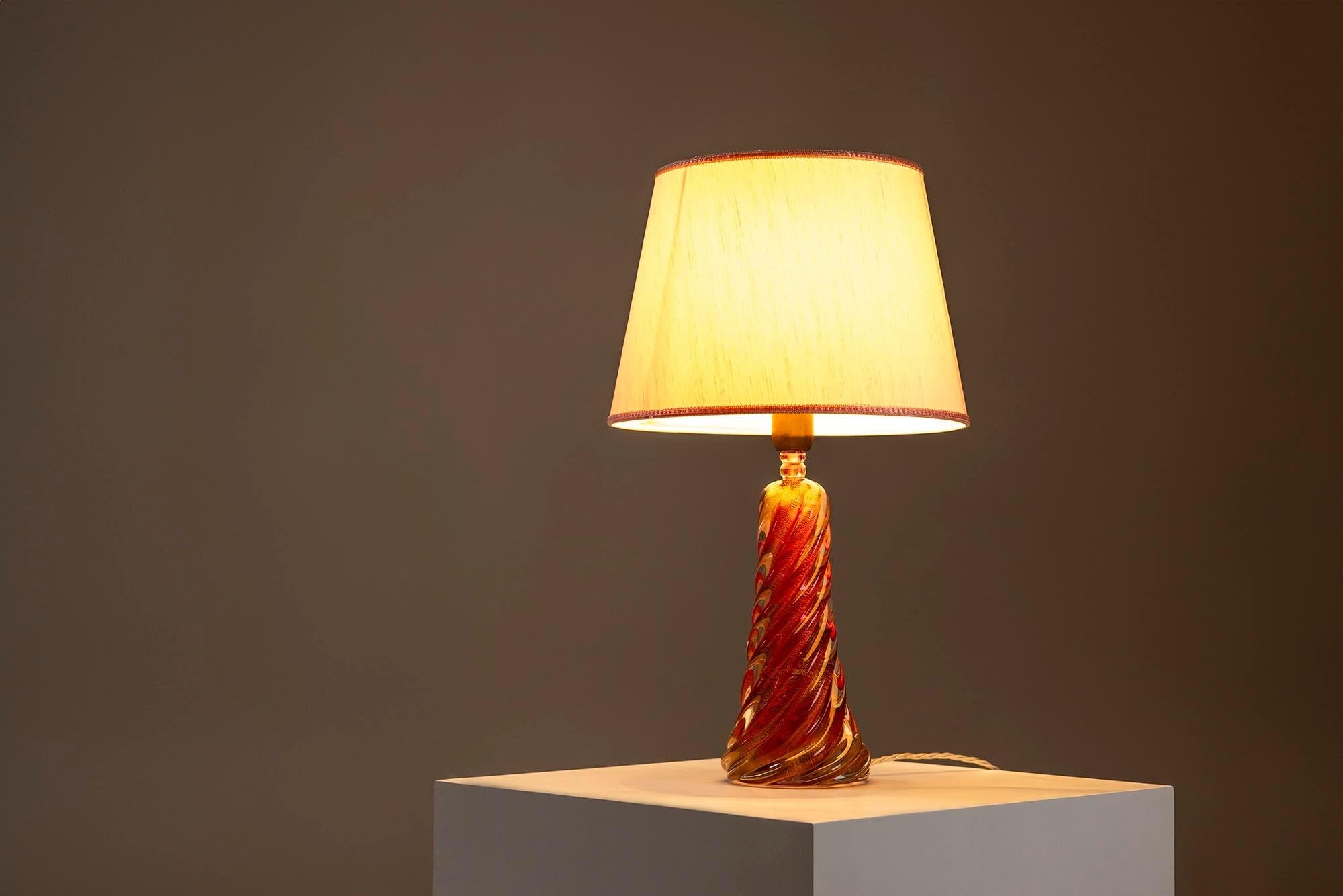 Mid-Century Modern Spiral Shaped Table Lamp in Pink-Colored Murano Glass, Italy 1950s For Sale
