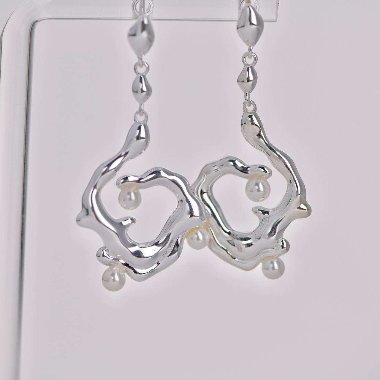 Spiral Silver Earrings with Freshwater Pearl  In New Condition For Sale In Banbury, GB