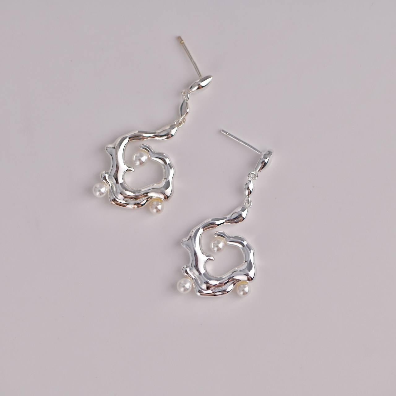 Spiral Silver Earrings with Freshwater Pearl  For Sale 2