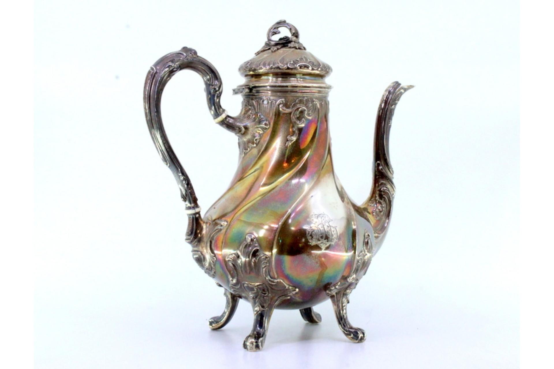 Européen Spiral silver kettle with reliefs, applications and four claw feet en vente