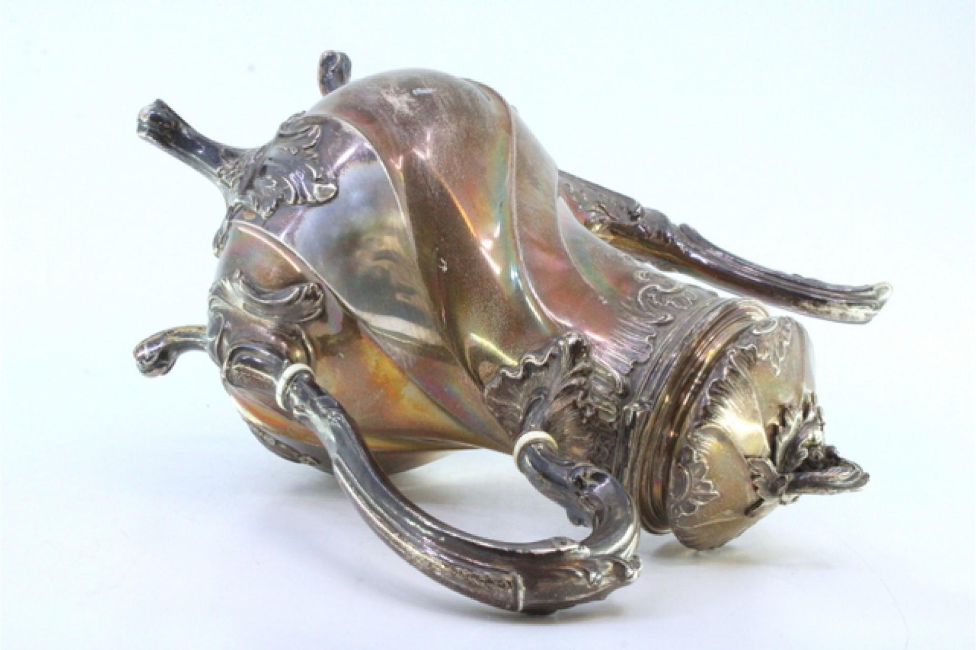 Spiral silver kettle with reliefs, applications and four claw feet Bon état - En vente à Porto, PT