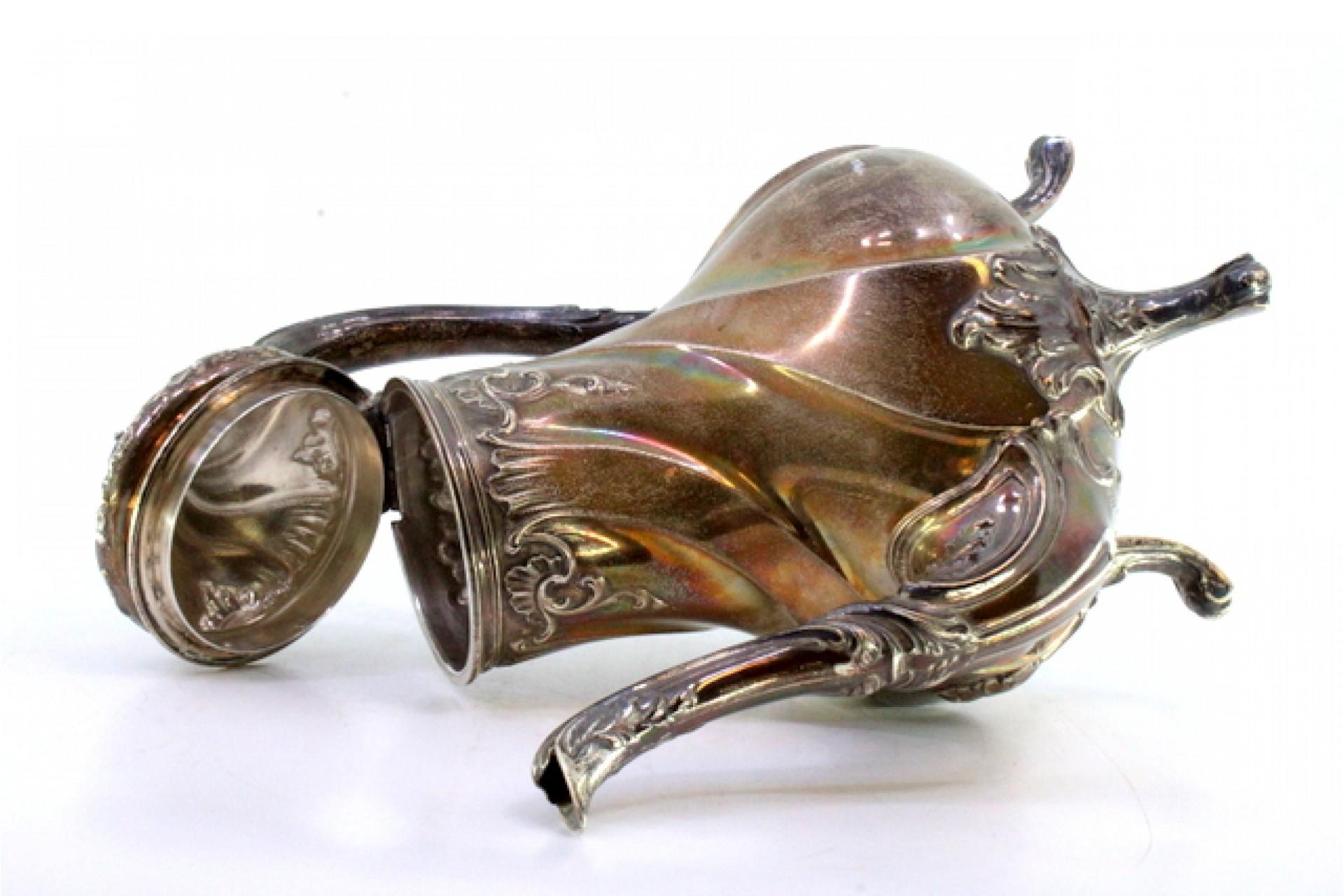 XIXe siècle Spiral silver kettle with reliefs, applications and four claw feet en vente