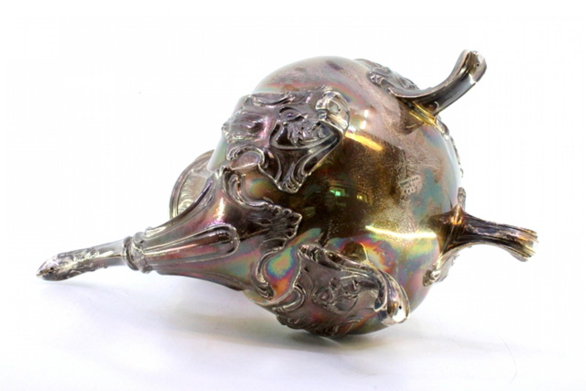 Argent Spiral silver kettle with reliefs, applications and four claw feet en vente