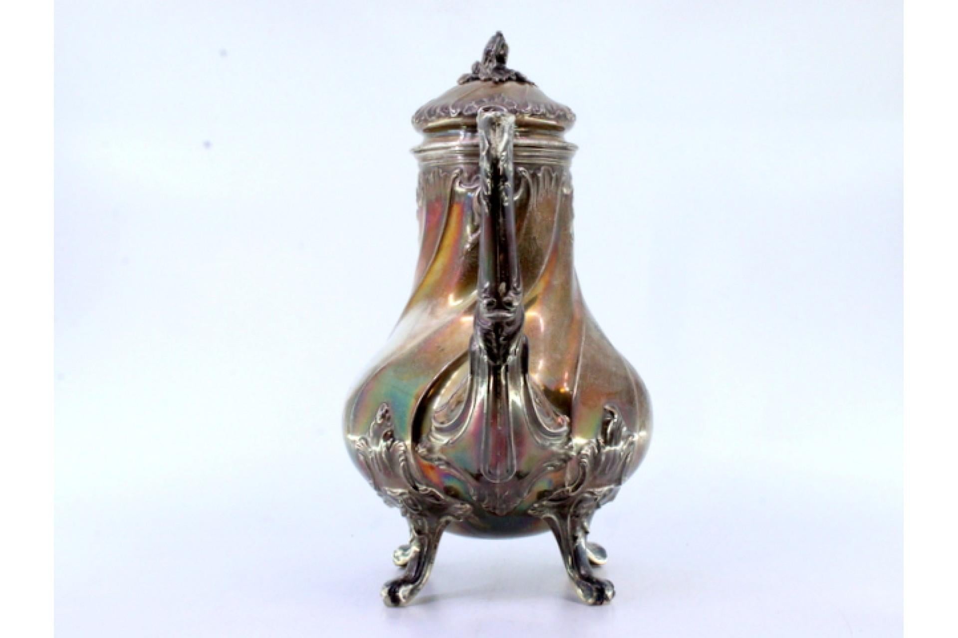 Spiral silver kettle with reliefs, applications and four claw feet en vente 1