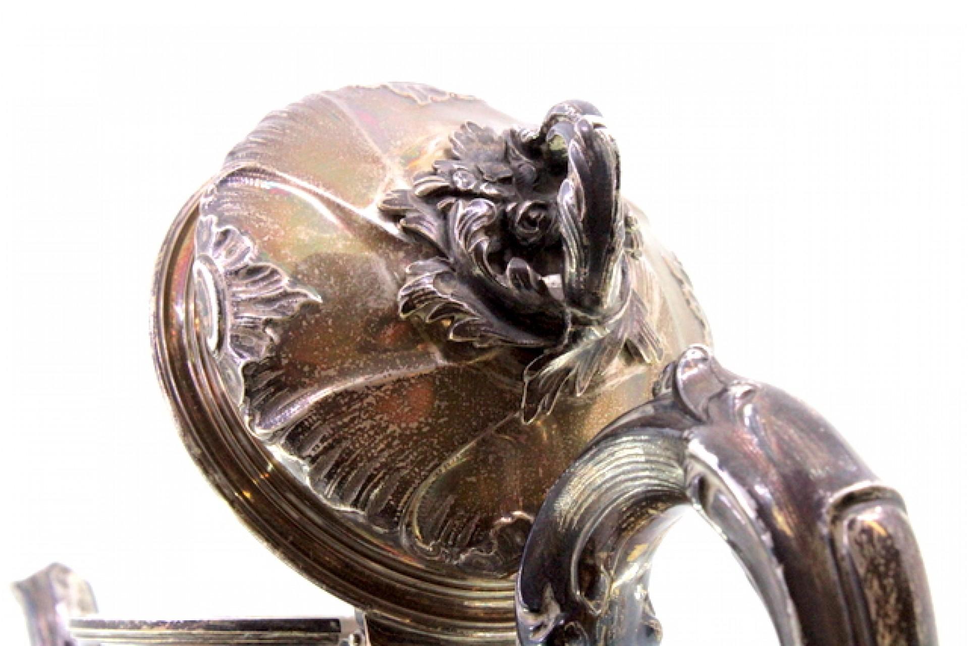 Spiral silver kettle with reliefs, applications and four claw feet en vente 2