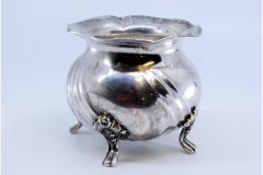 Spiral silver pot with four support feet with applications