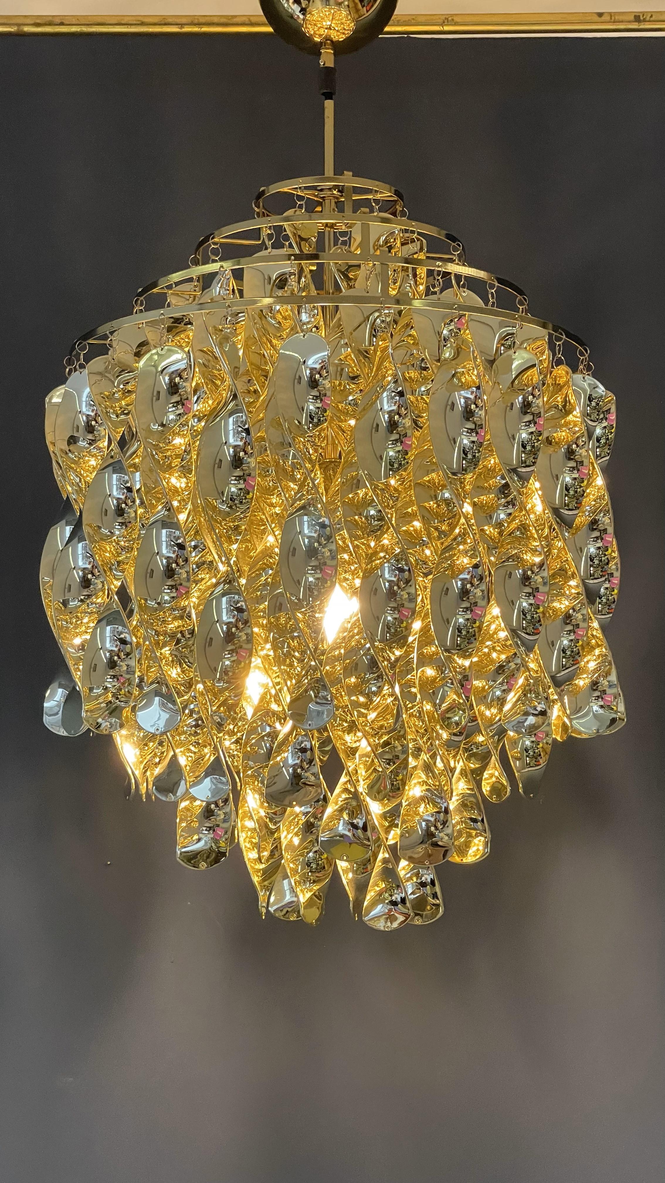 Brighten your space with this stunning spiral gold lamp. Its unique, twisting design adds a touch of glamour and sophistication, making it a true statement piece in any room.