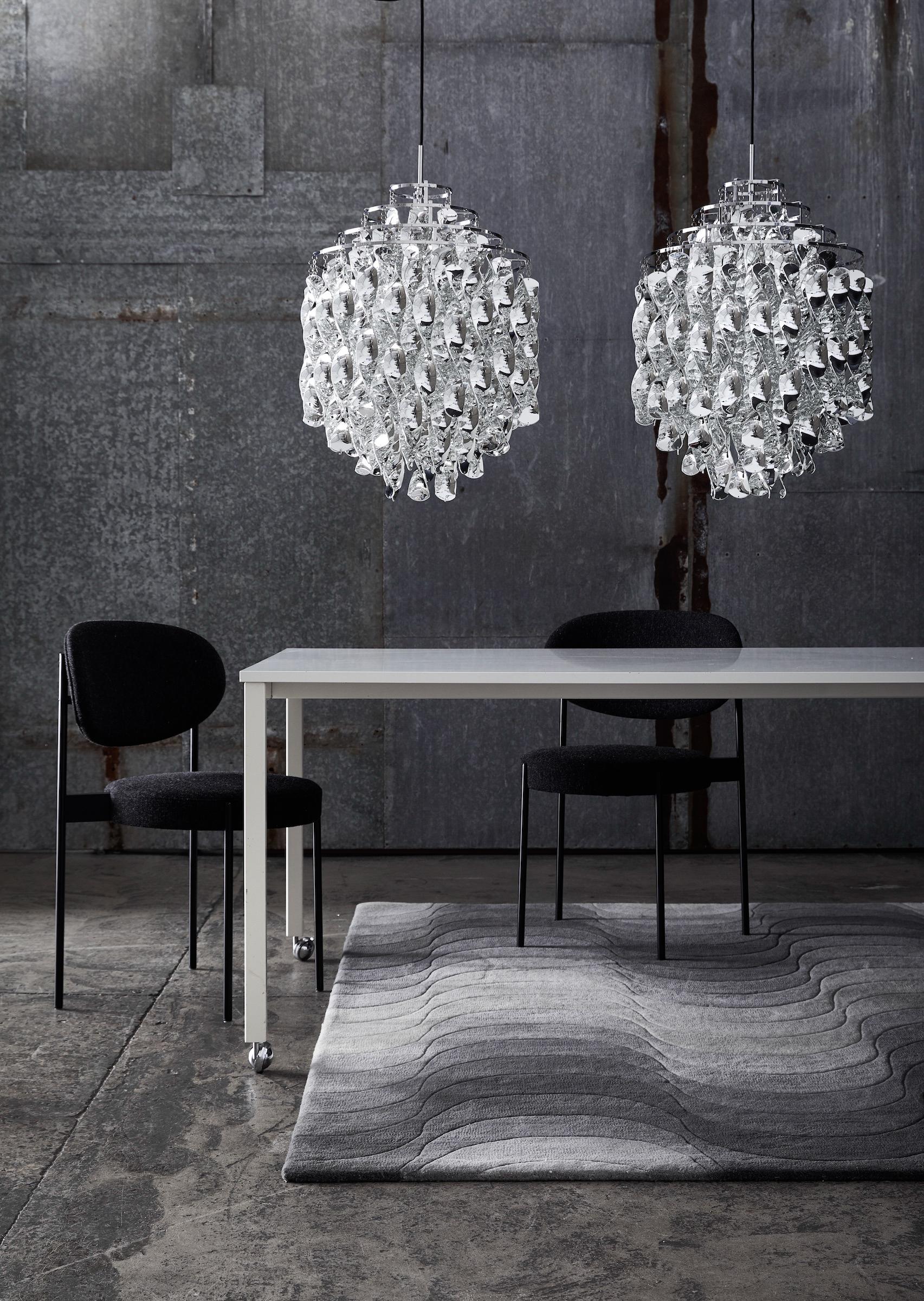 Lampada a sospensione con due gruppi di spirali sospese in corde di nylon. Montato con piastra a soffitto.    Materiale:   Le spirali e la calotta del soffitto sono in plastica ABS fusa (placcata oro).    Fonte di luce:   E26 (110V) max. 2 x 60W   