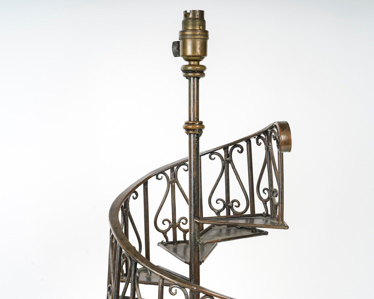 Patiné Lampe de table en forme d'escalier en spirale en métal patiné Brown, 20e siècle. en vente