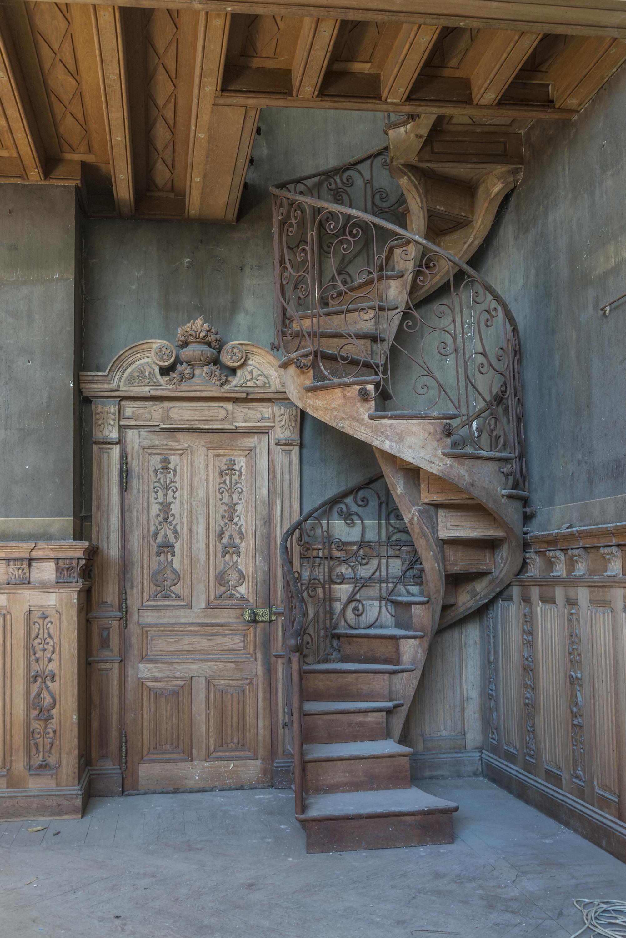 Spiral staircase with a wrought iron railing For Sale 1