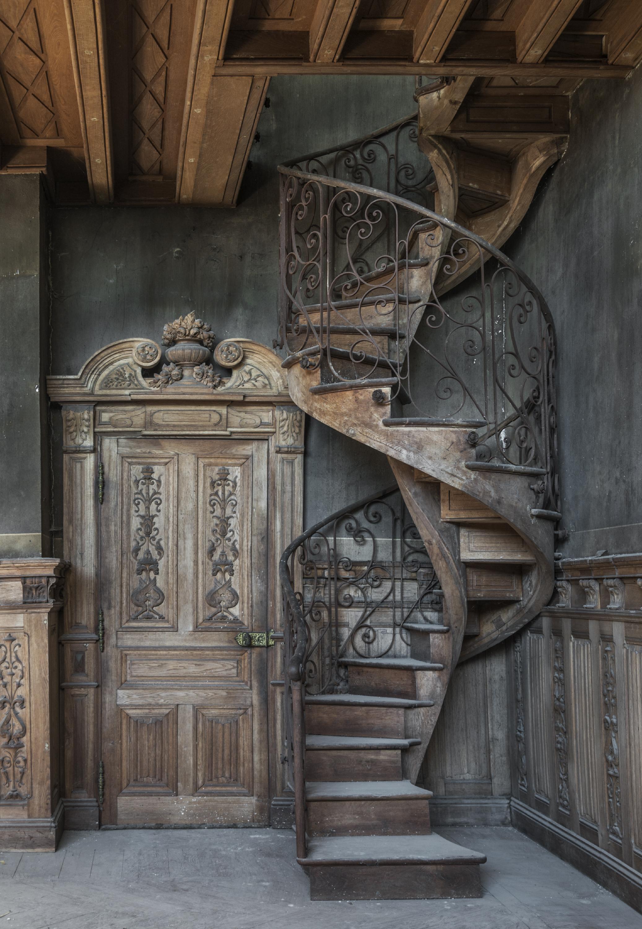 Beautiful antique spiral staircase made in the 19th century. Comes with its wrought iron railing decorated with flowers and windings.
This staircase is comes with the right guardrail that adorned the intermediate floor.