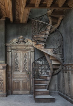 Étage spiralé avec rampe en fer forgé