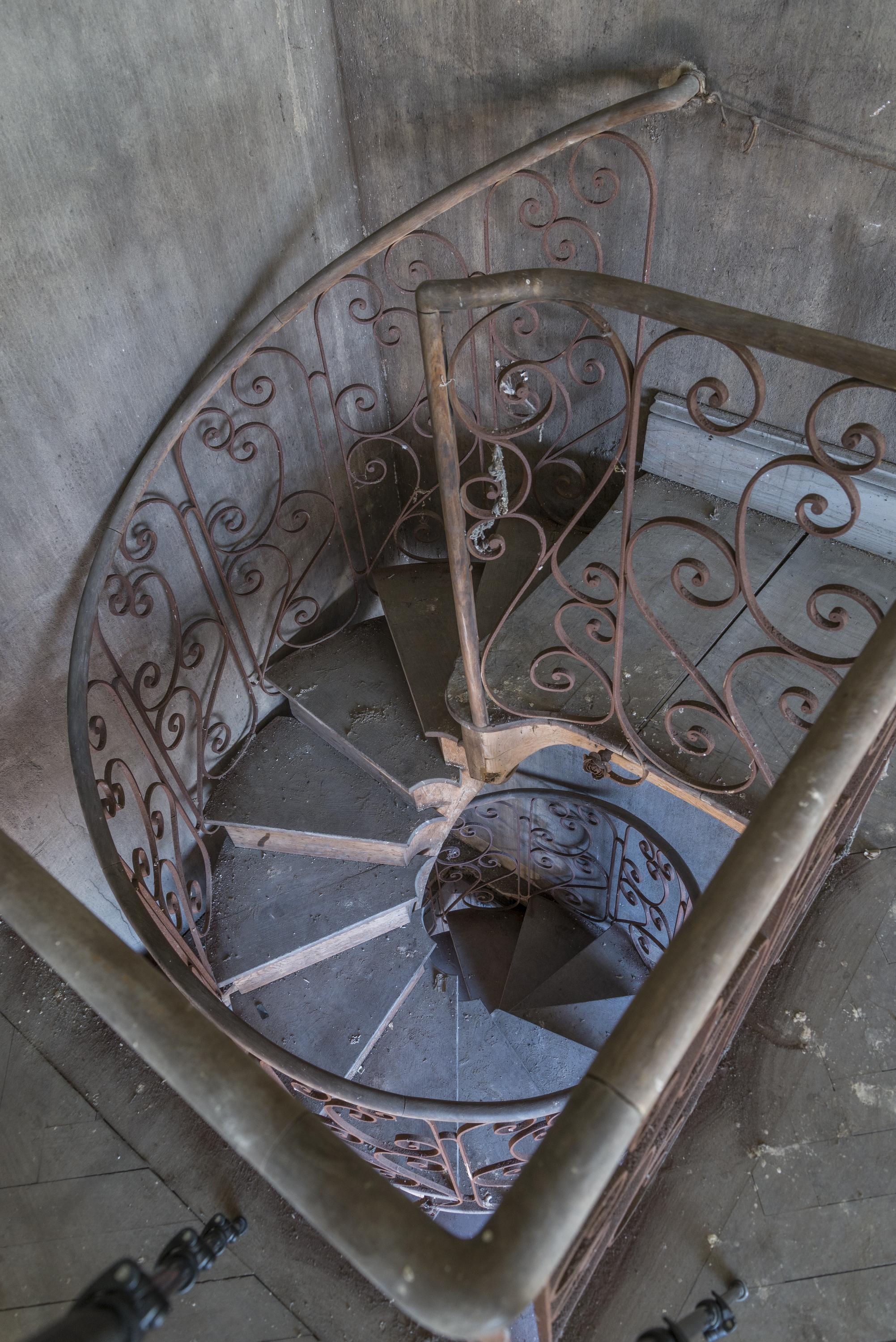 Spiral staircase with a wrought iron railing In Good Condition For Sale In SAINT-OUEN-SUR-SEINE, FR