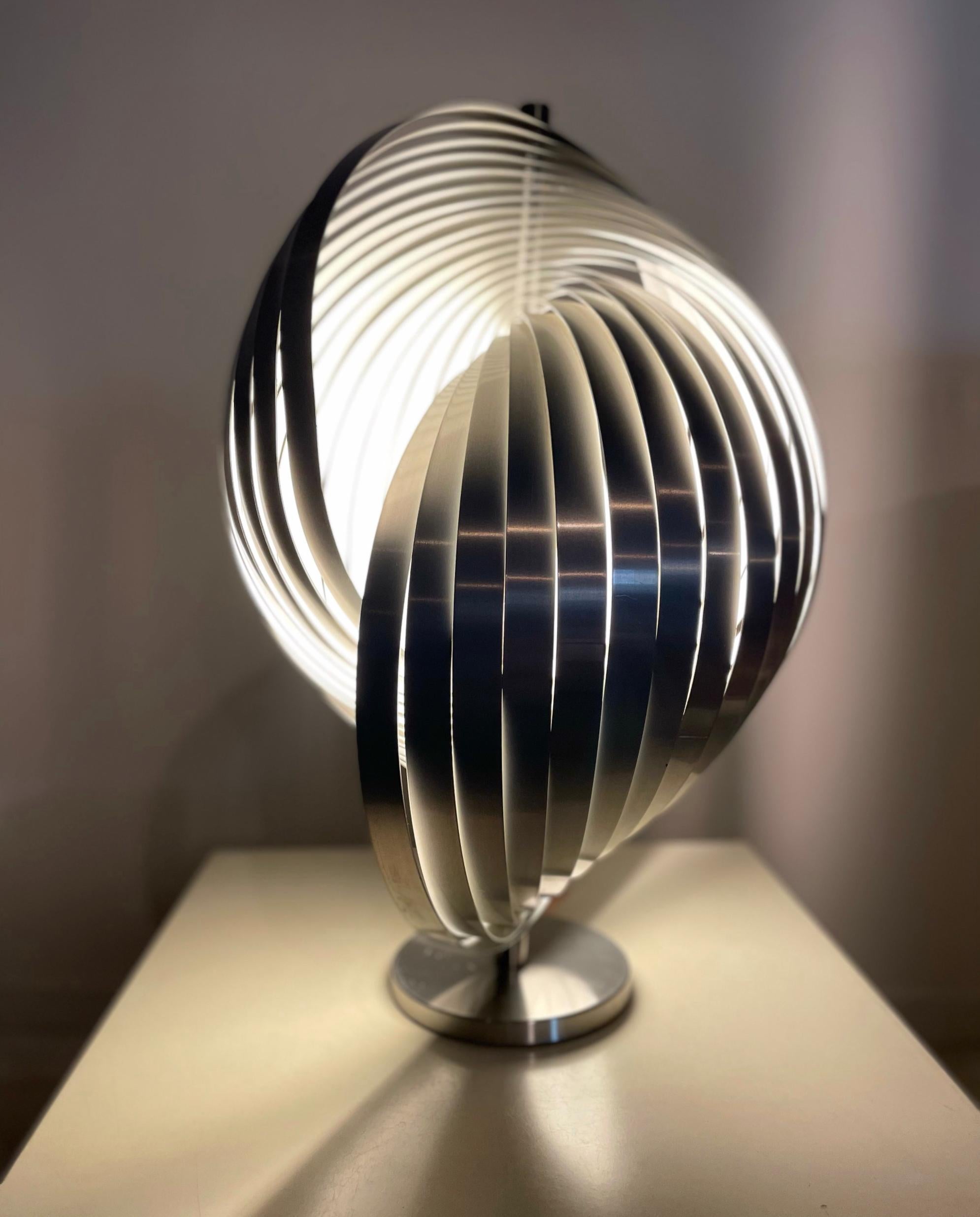 Mid-Century Modern Lampe de bureau en forme de spirale, Henri Mathieu, France, 1970, acier, ère spatiale, milieu du siècle dernier en vente