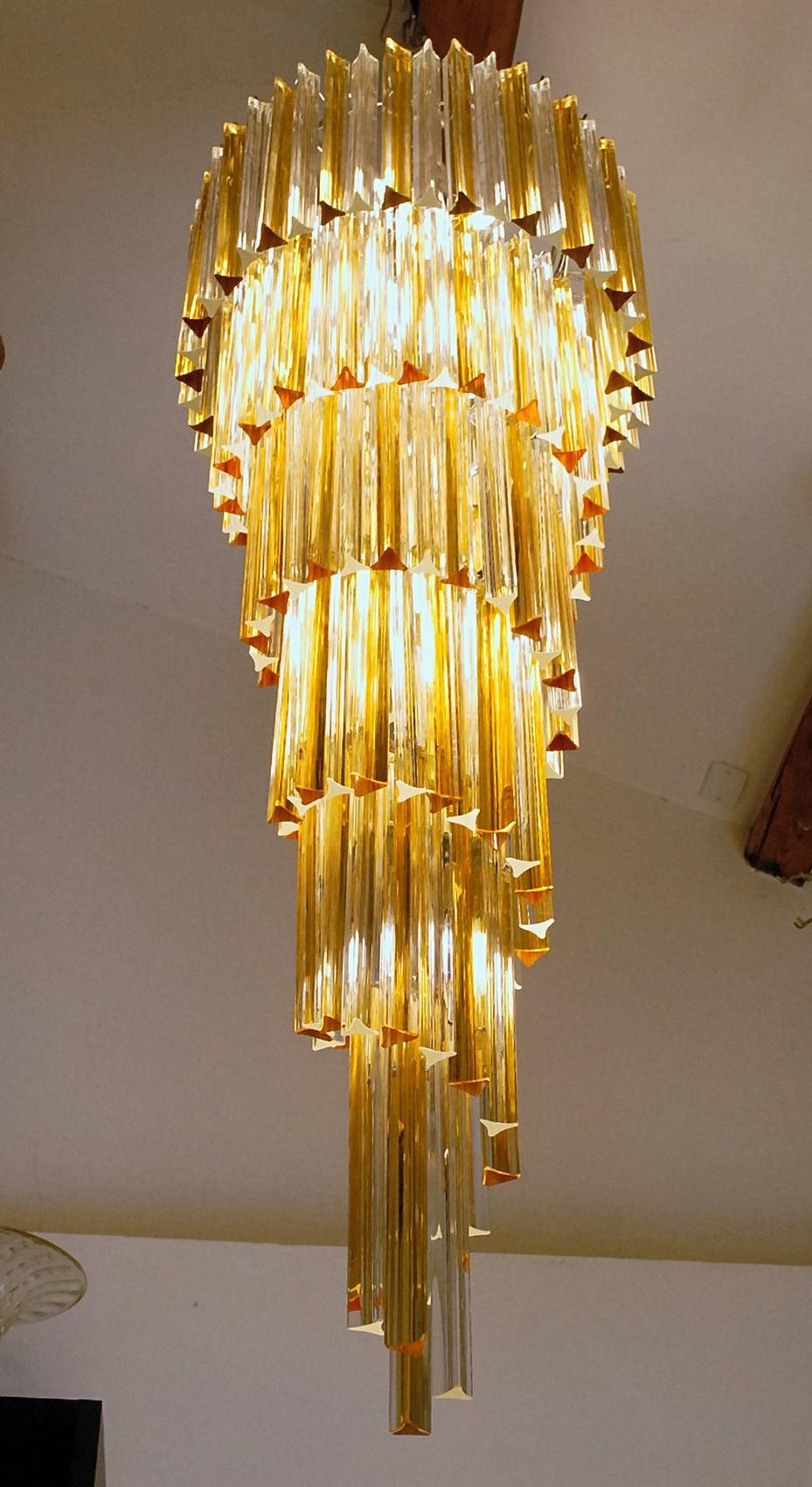 Spiral tall triedri chandelier, Amber and clear, two available 1980s In Excellent Condition In Tavarnelle val di Pesa, Florence