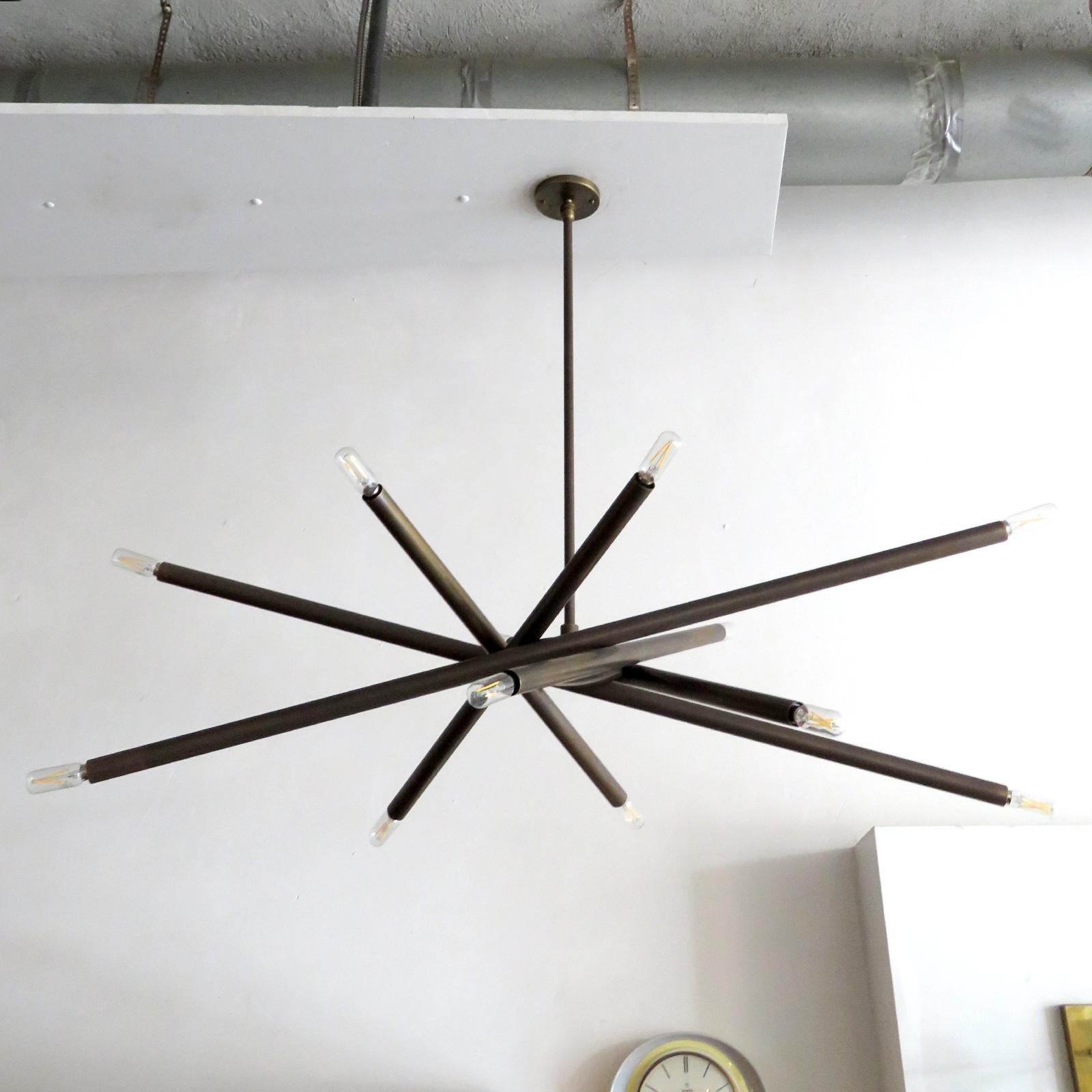 Stupendo lampadario a sei bracci e dodici luci di forma ovale, modello VL-6, progettato da Gallery L7, realizzato e rifinito a mano a Los Angeles in ottone americano, misura 42 x 24 pollici, l'altezza standard di 39 pollici può essere personalizzata